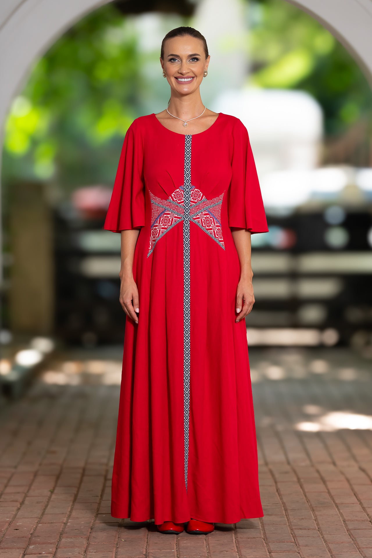 Rochie lungă din in roșu și corseletă din jacquard tradițional