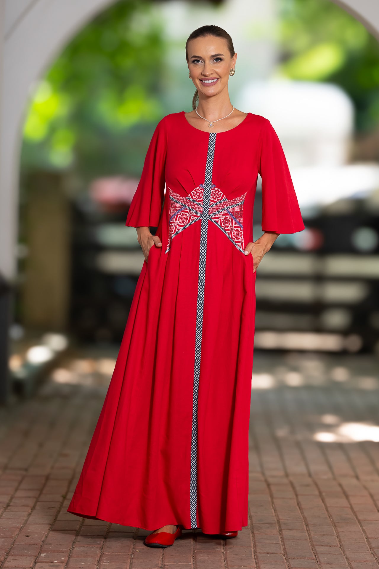 Rochie lungă din in roșu și corseletă din jacquard tradițional