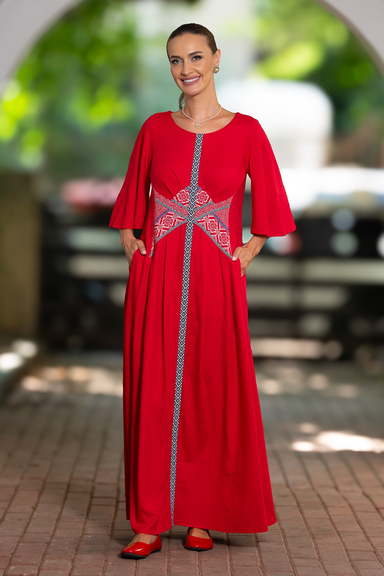 Rochie lungă din in roșu și corseletă din jacquard tradițional