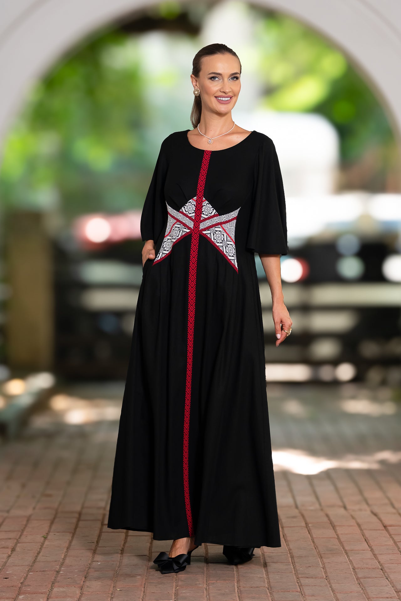 Rochie lungă din in negru și corseletă din jacquard tradițional