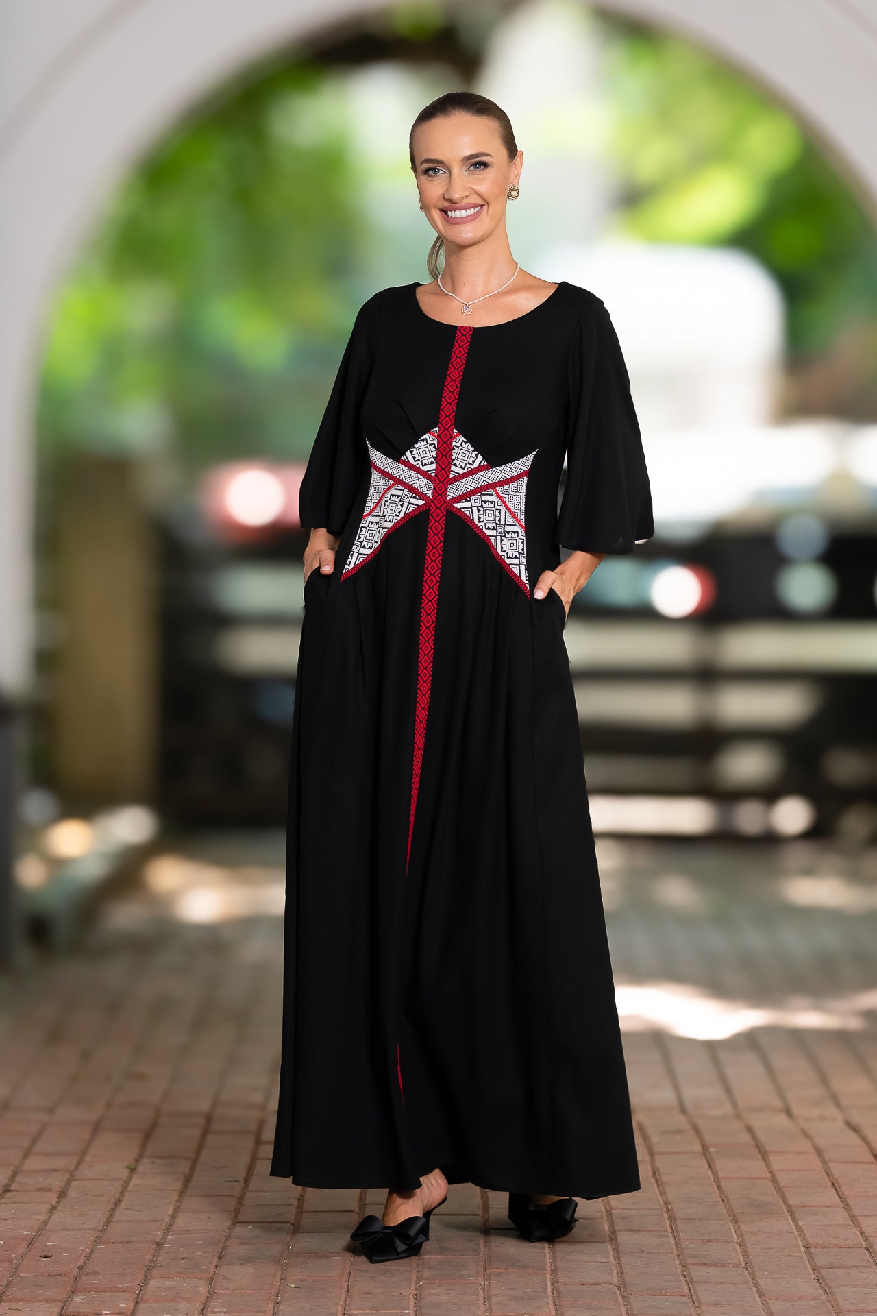 Rochie lungă din in negru și corseletă din jacquard tradițional