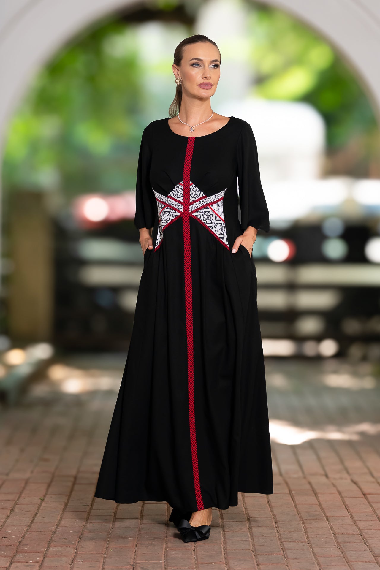 Rochie lungă din in negru și corseletă din jacquard tradițional