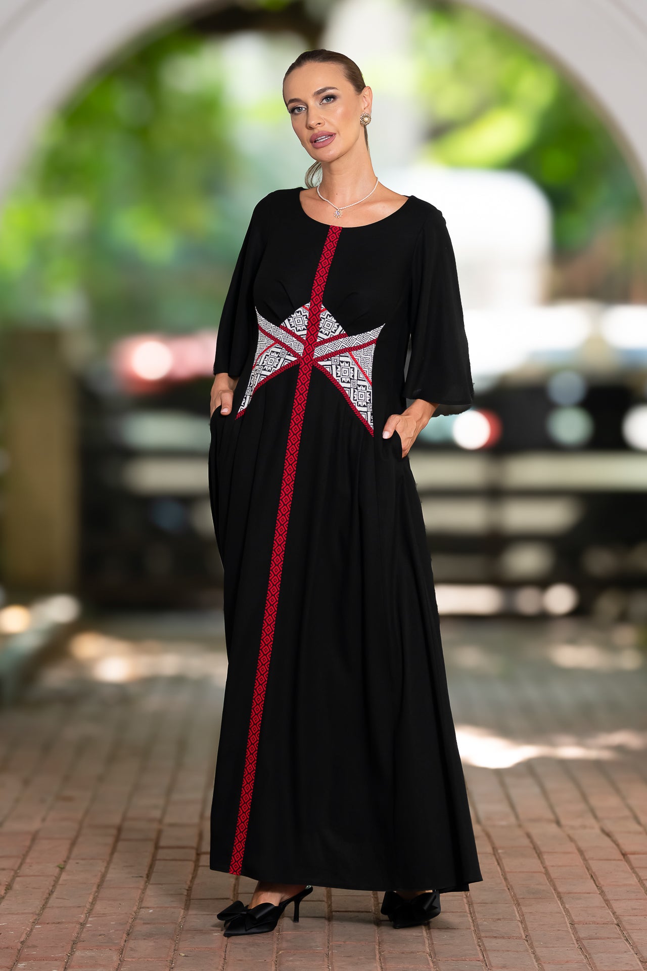 Rochie lungă din in negru și corseletă din jacquard tradițional