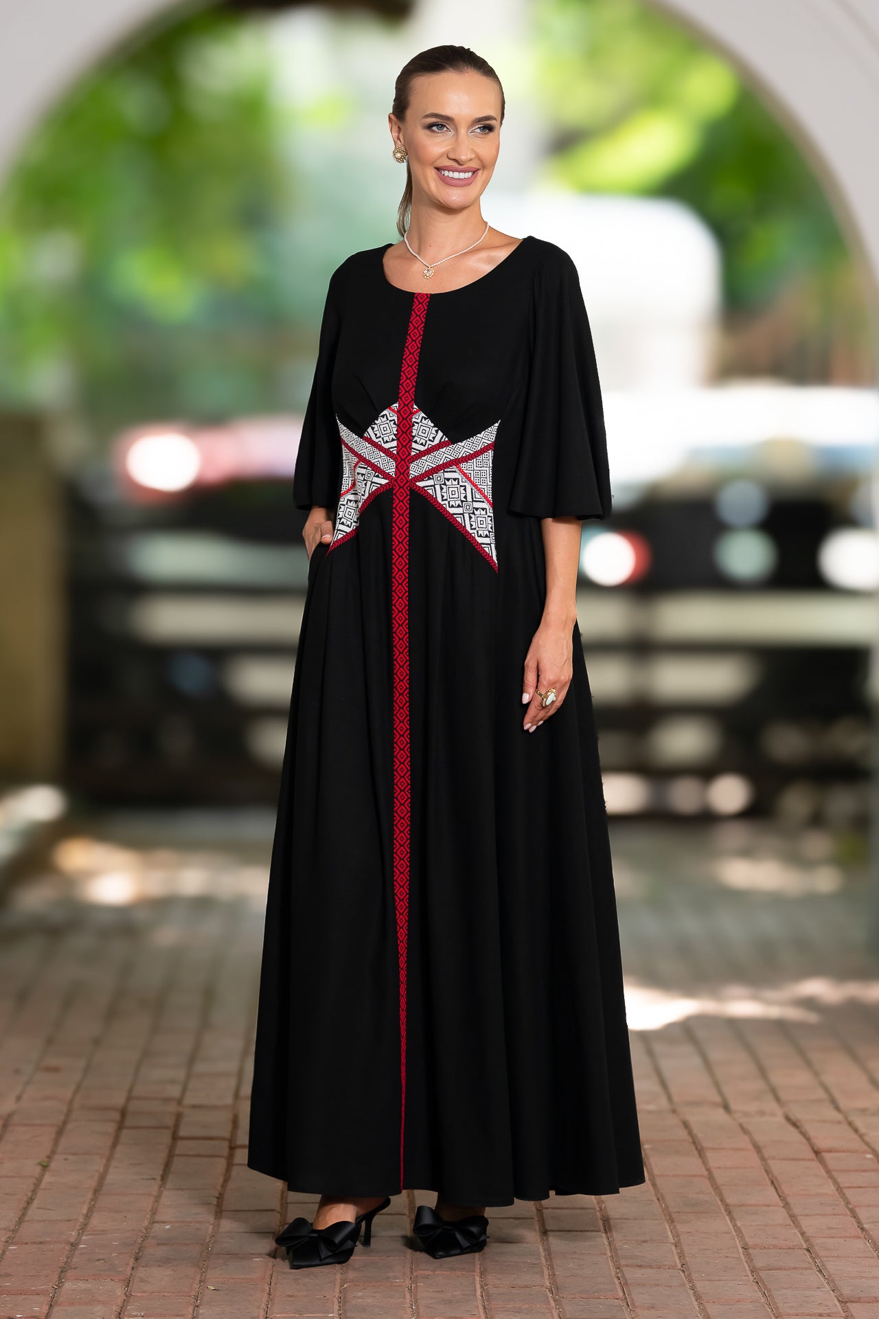 Rochie lungă din in negru și corseletă din jacquard tradițional