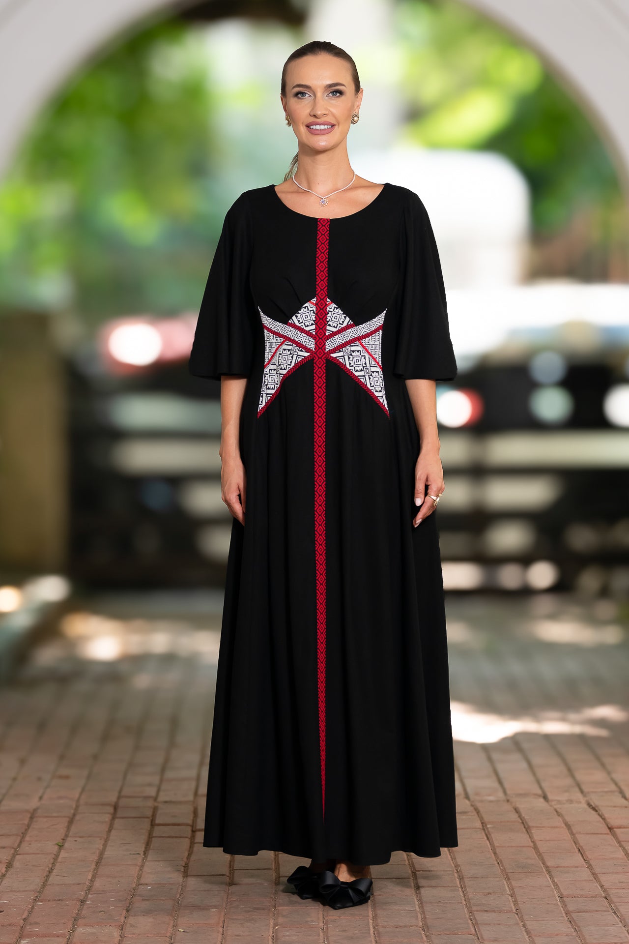 Rochie lungă din in negru și corseletă din jacquard tradițional
