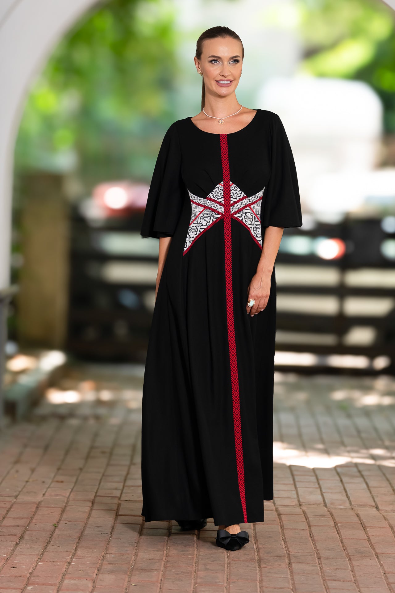 Rochie lungă din in negru și corseletă din jacquard tradițional
