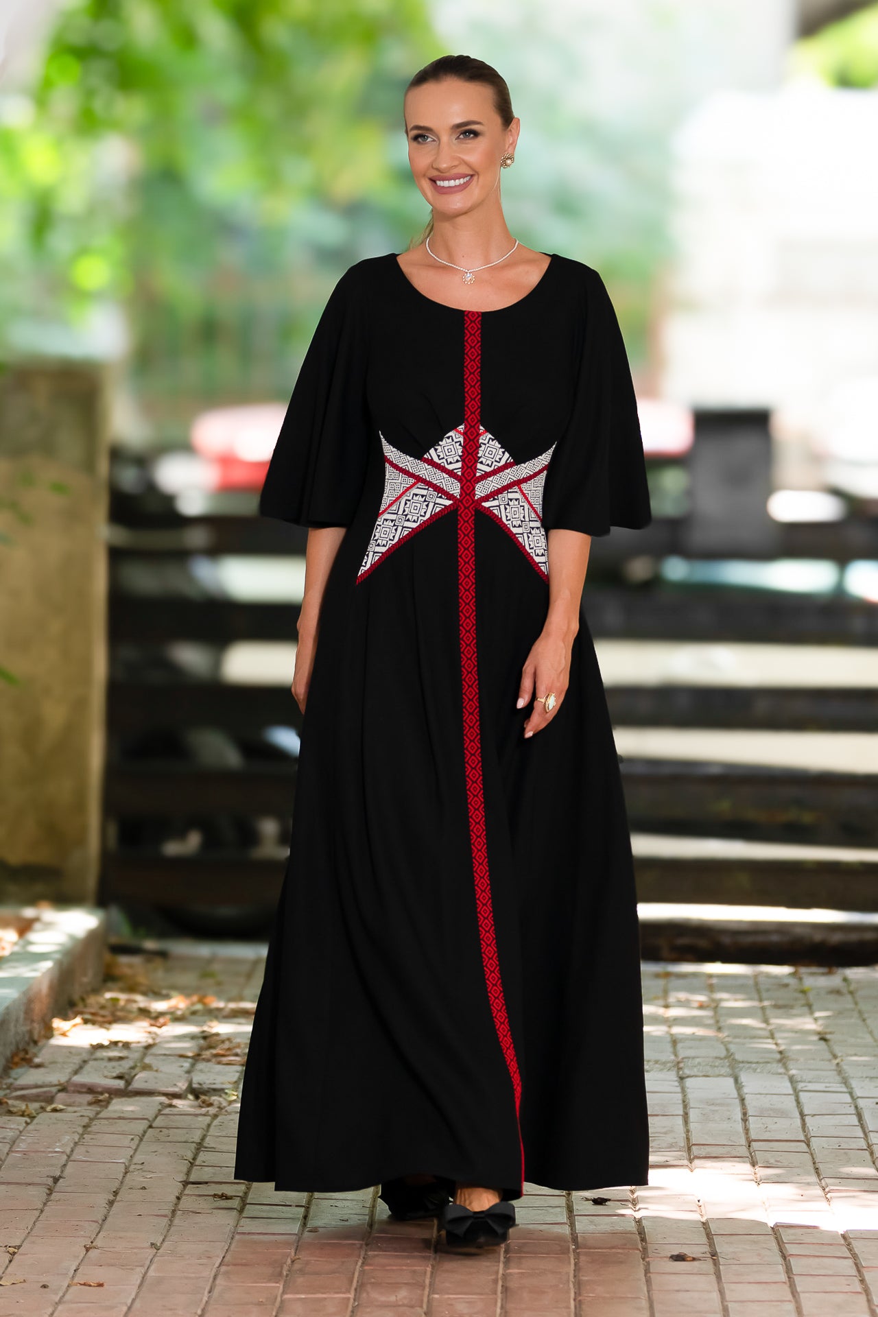 Rochie lungă din in negru și corseletă din jacquard tradițional