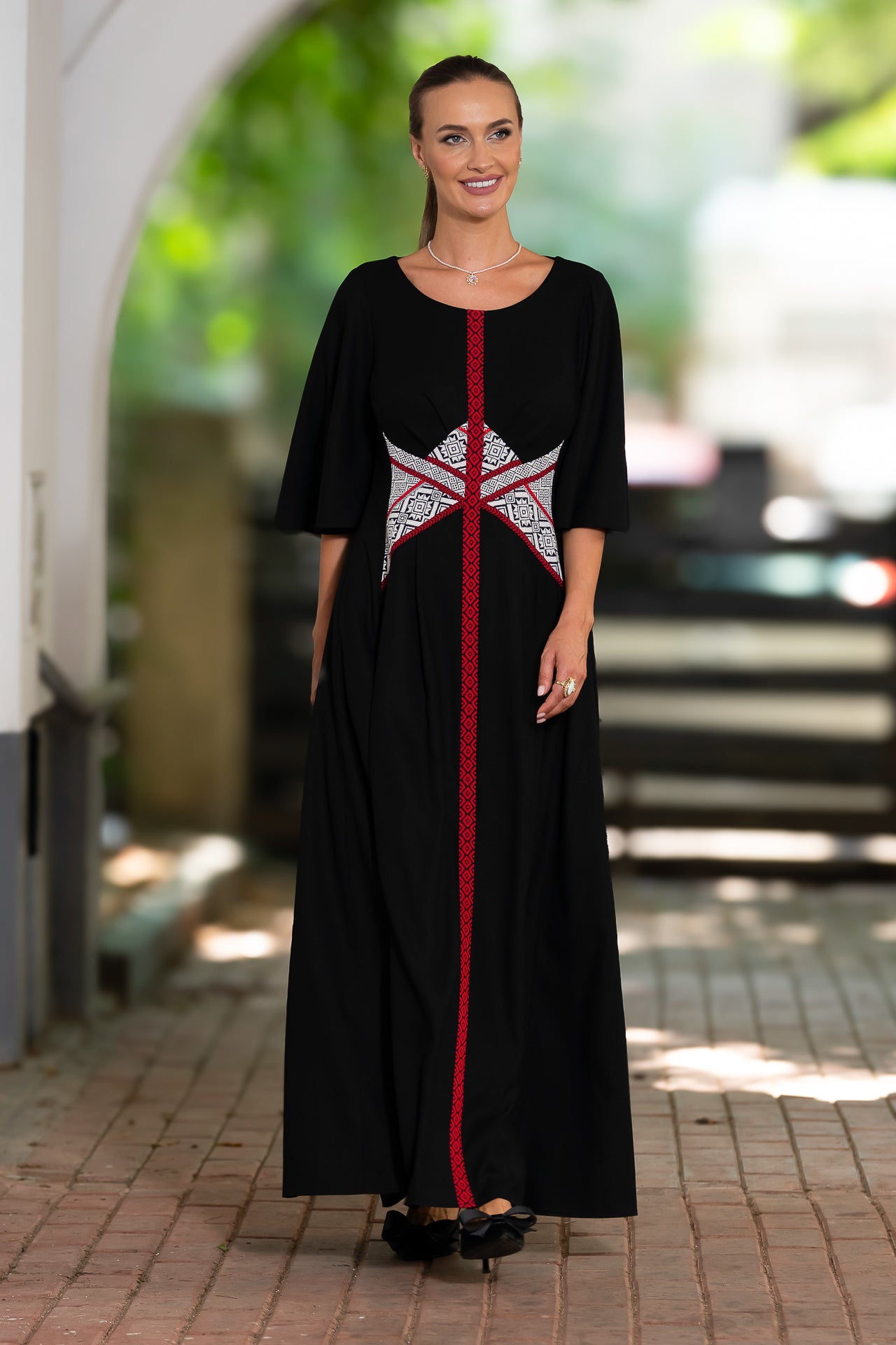 Rochie lungă din in negru și corseletă din jacquard tradițional