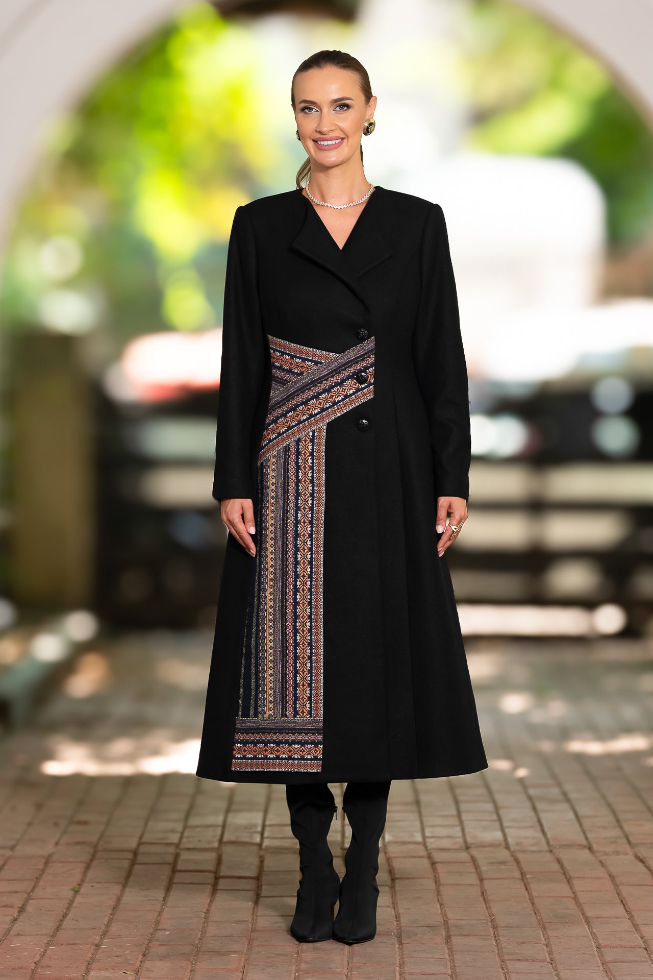 Palton negru cu fotă din jacquard țesut cu motive tradiționale