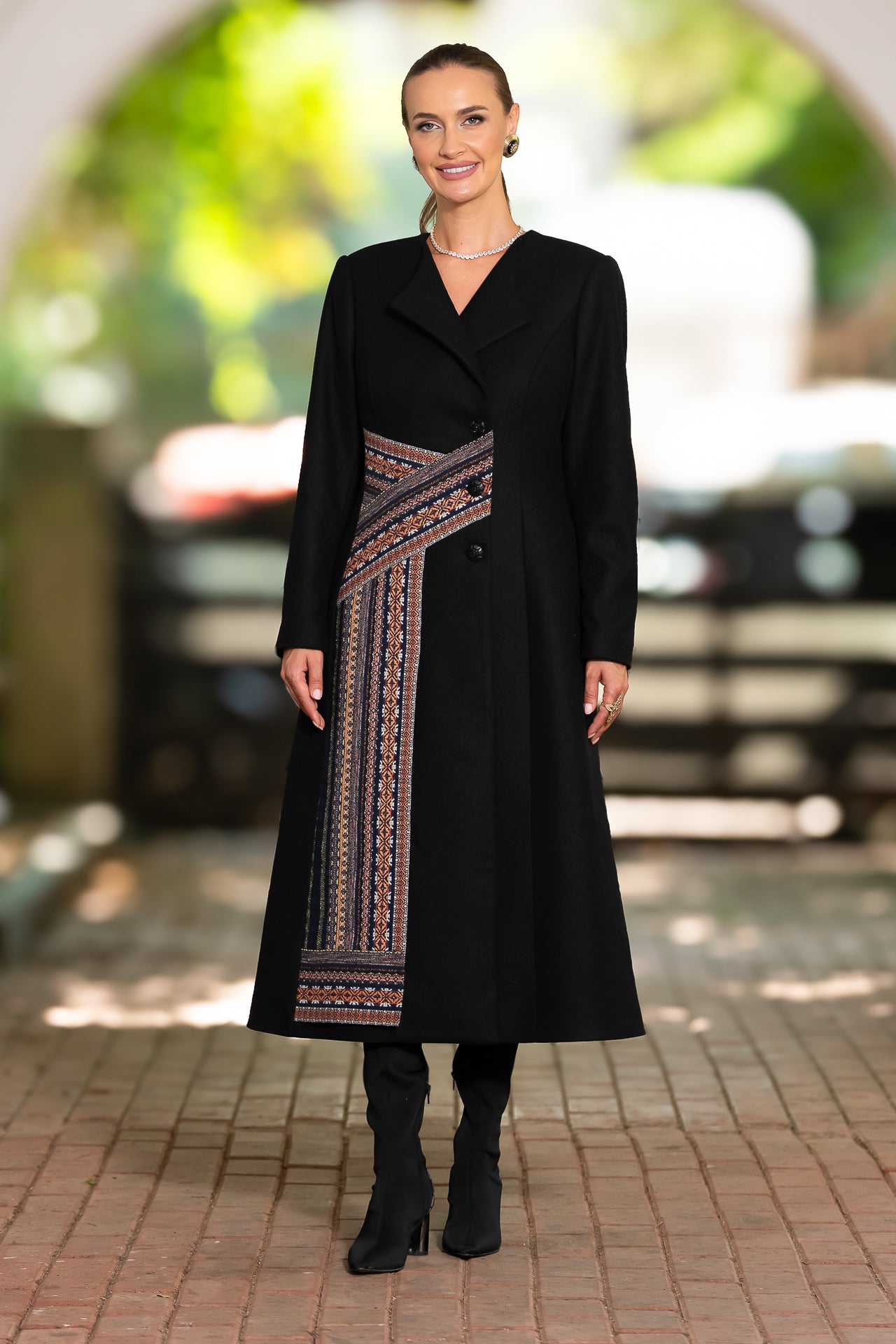 Palton negru cu fotă din jacquard țesut cu motive tradiționale