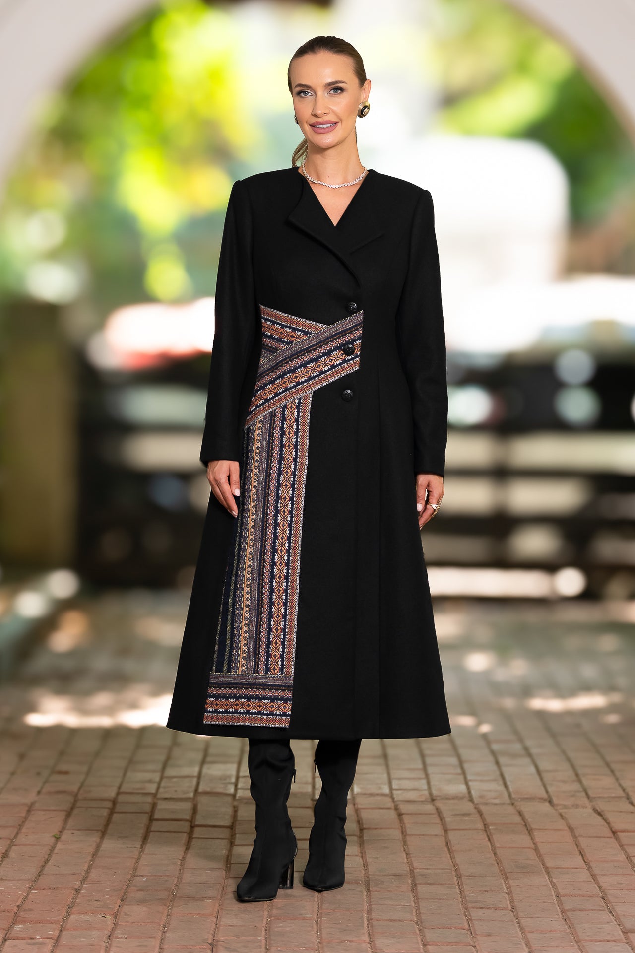 Palton negru cu fotă din jacquard țesut cu motive tradiționale