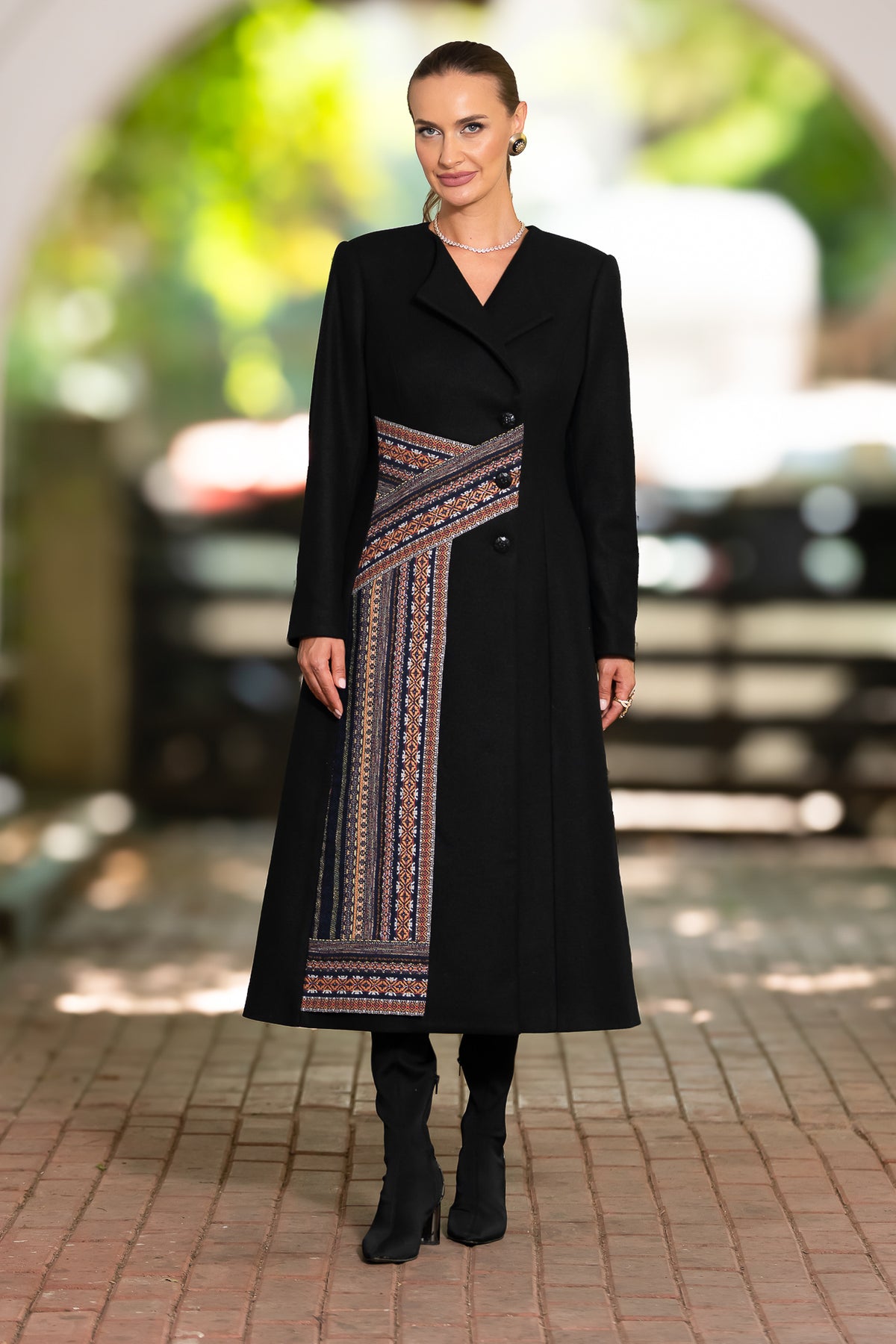 Palton negru cu fotă din jacquard țesut cu motive tradiționale