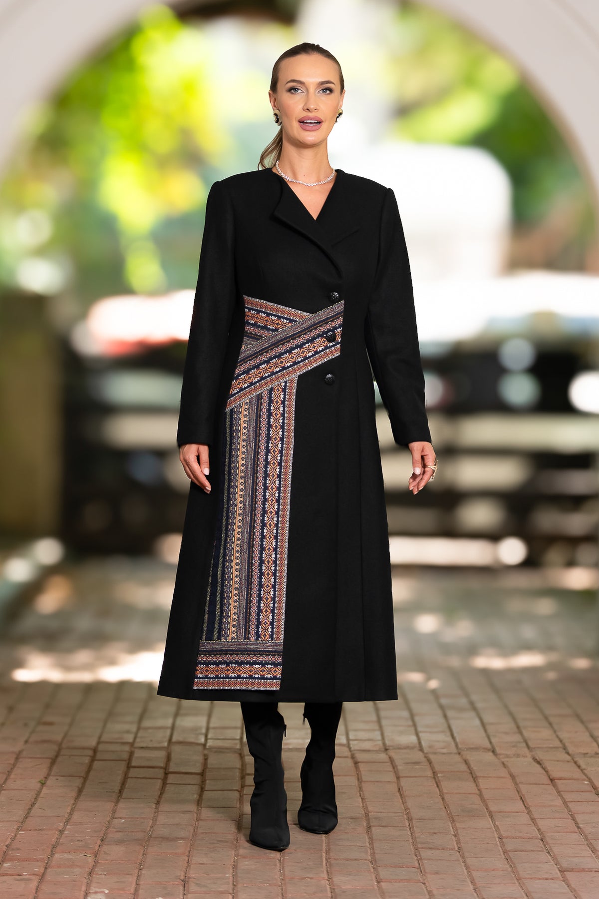 Palton negru cu fotă din jacquard țesut cu motive tradiționale