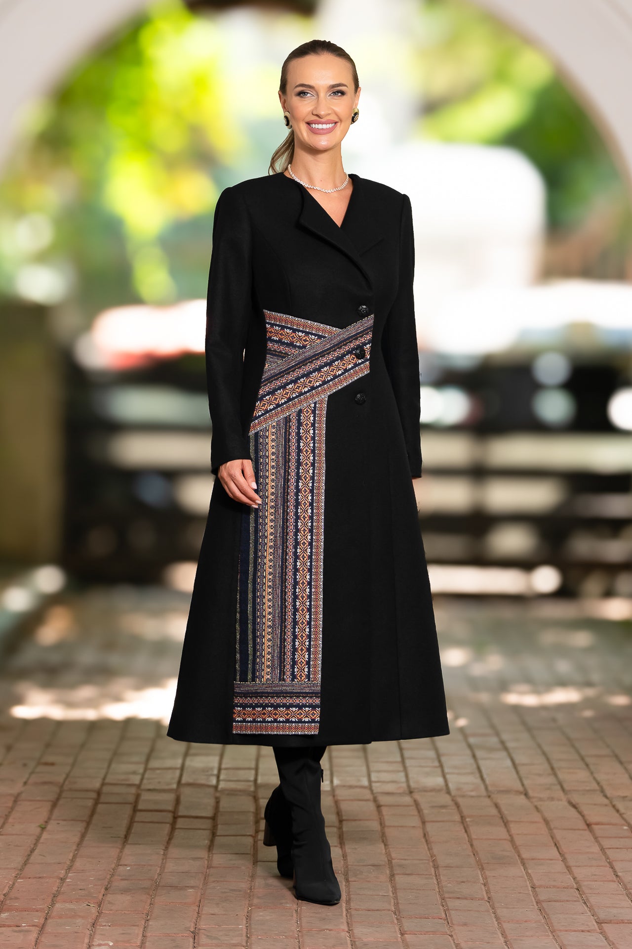 Palton negru cu fotă din jacquard țesut cu motive tradiționale