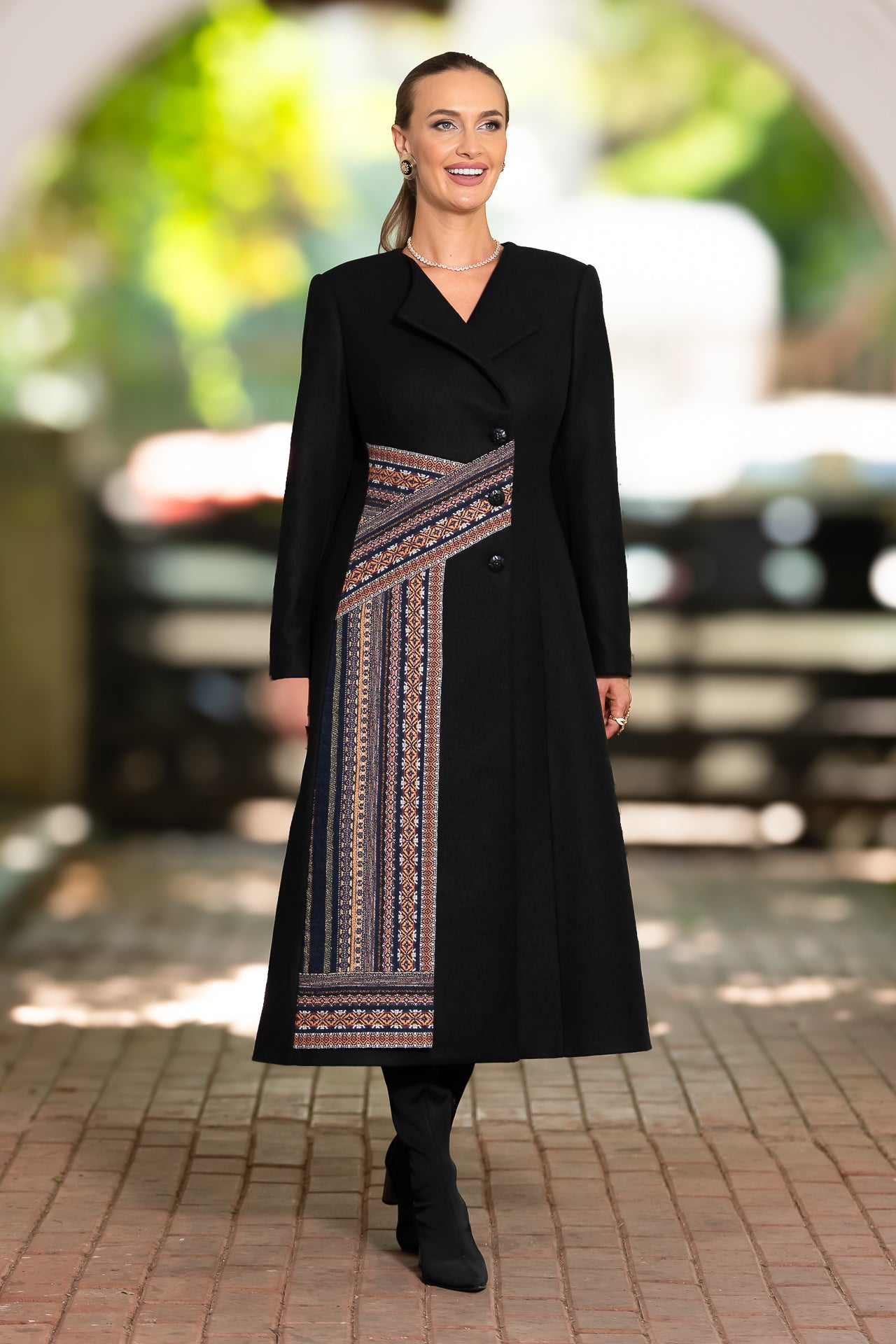 Palton negru cu fotă din jacquard țesut cu motive tradiționale