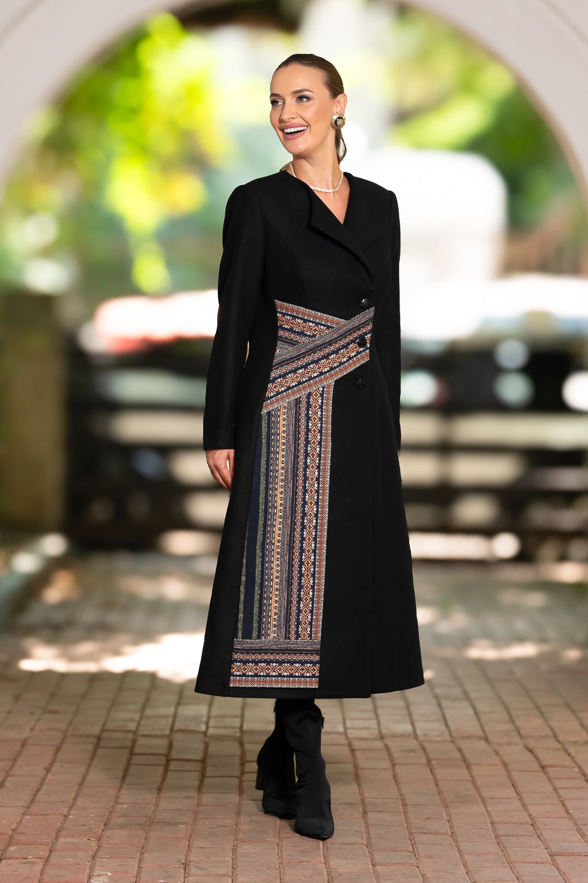 Palton negru cu fotă din jacquard țesut cu motive tradiționale