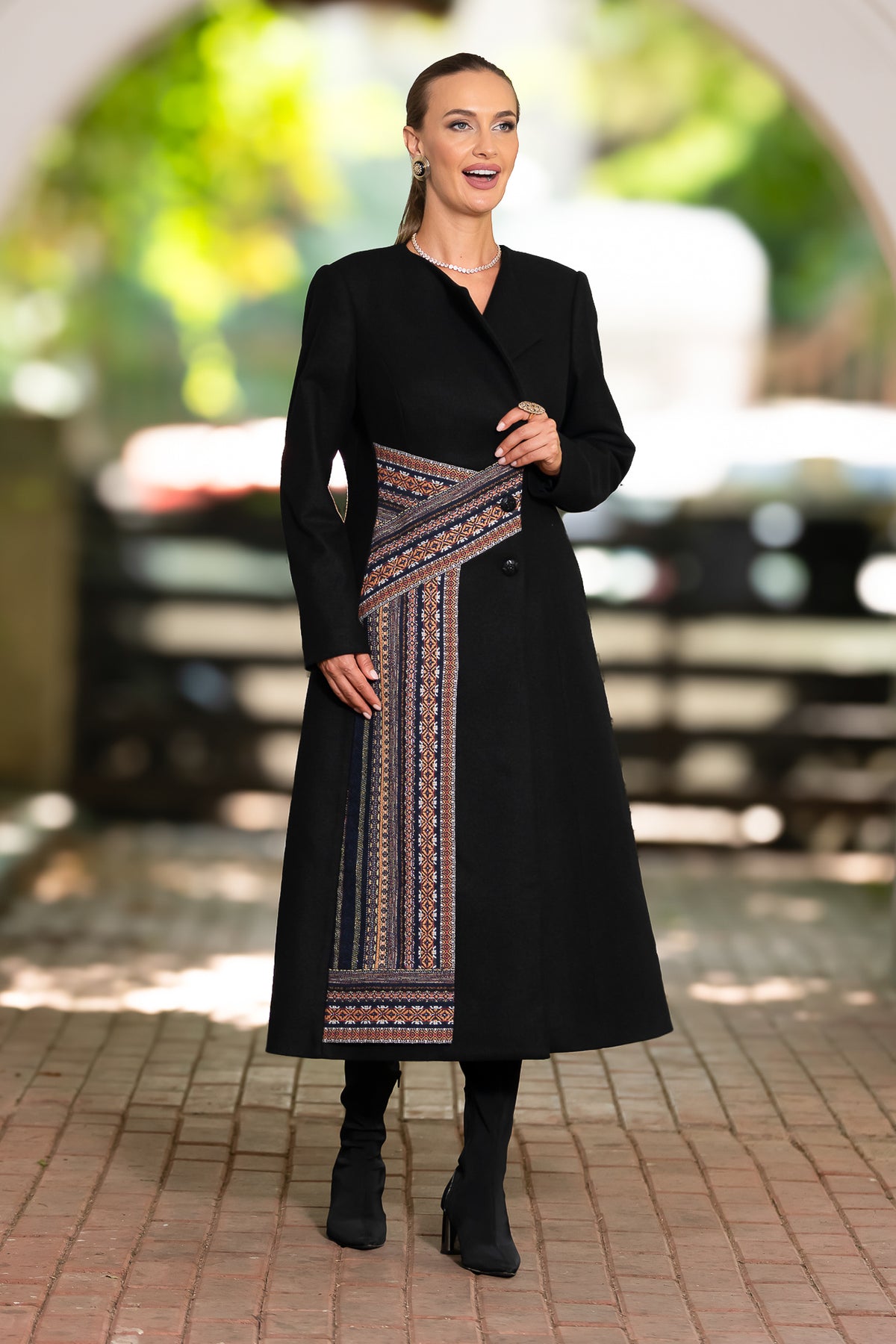 Palton negru cu fotă din jacquard țesut cu motive tradiționale