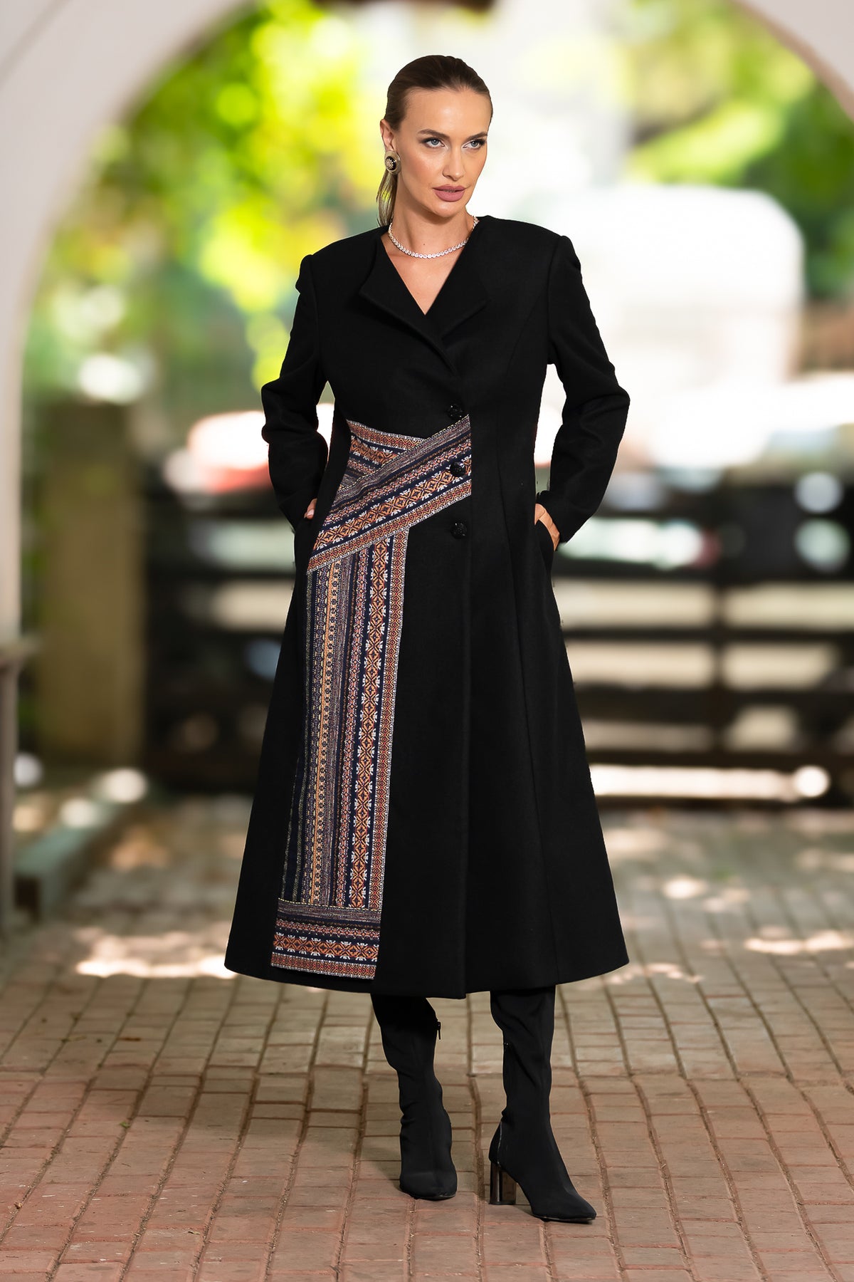 Palton negru cu fotă din jacquard țesut cu motive tradiționale