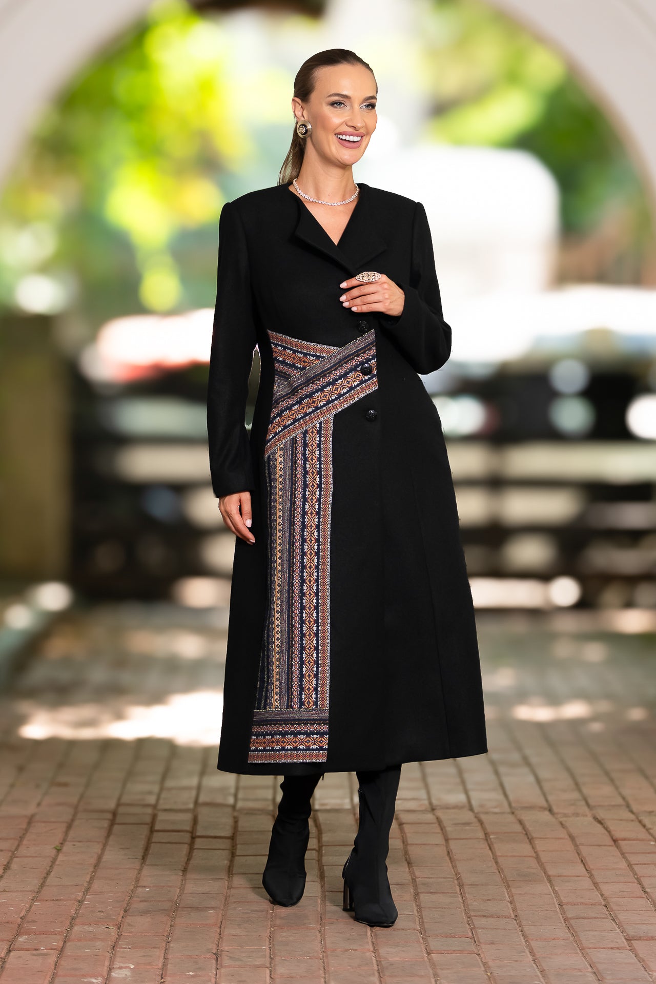 Palton negru cu fotă din jacquard țesut cu motive tradiționale