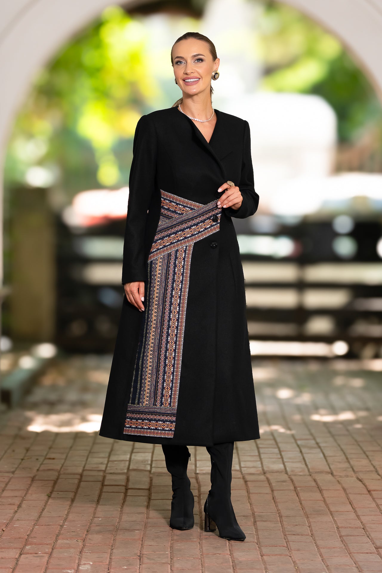 Palton negru cu fotă din jacquard țesut cu motive tradiționale
