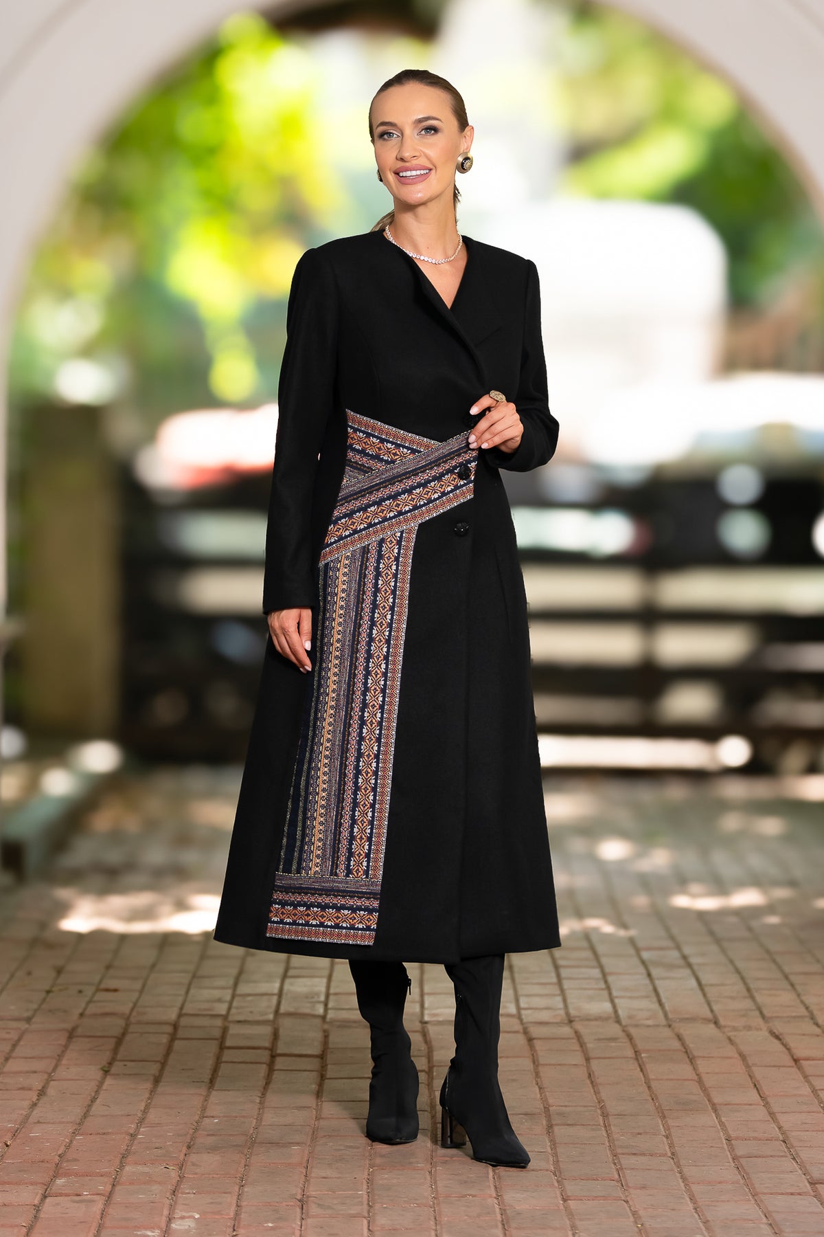 Palton negru cu fotă din jacquard țesut cu motive tradiționale