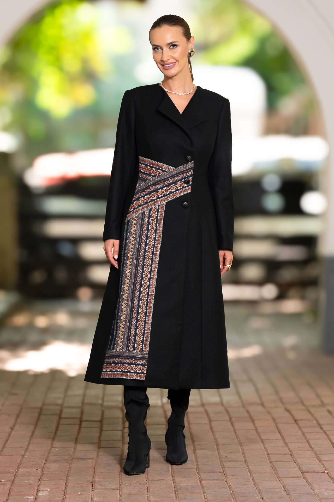 Palton negru cu fotă din jacquard țesut cu motive tradiționale