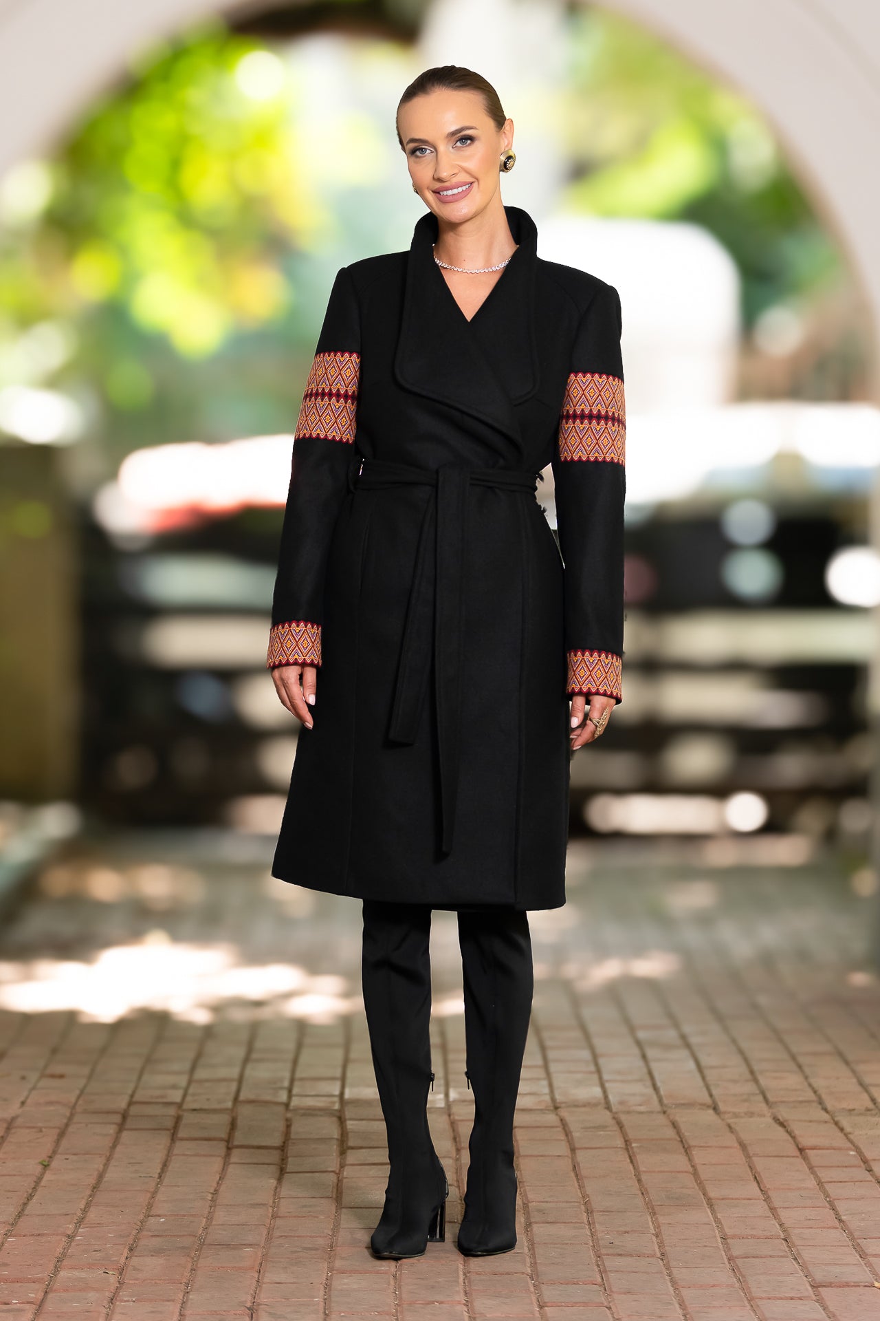 Palton midi din stofă de lână cu jacquard etnic tricolor