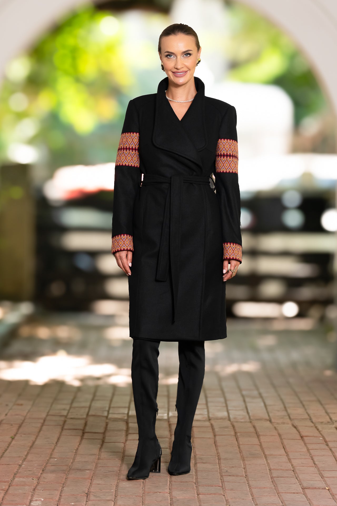 Palton midi din stofă de lână cu jacquard etnic tricolor