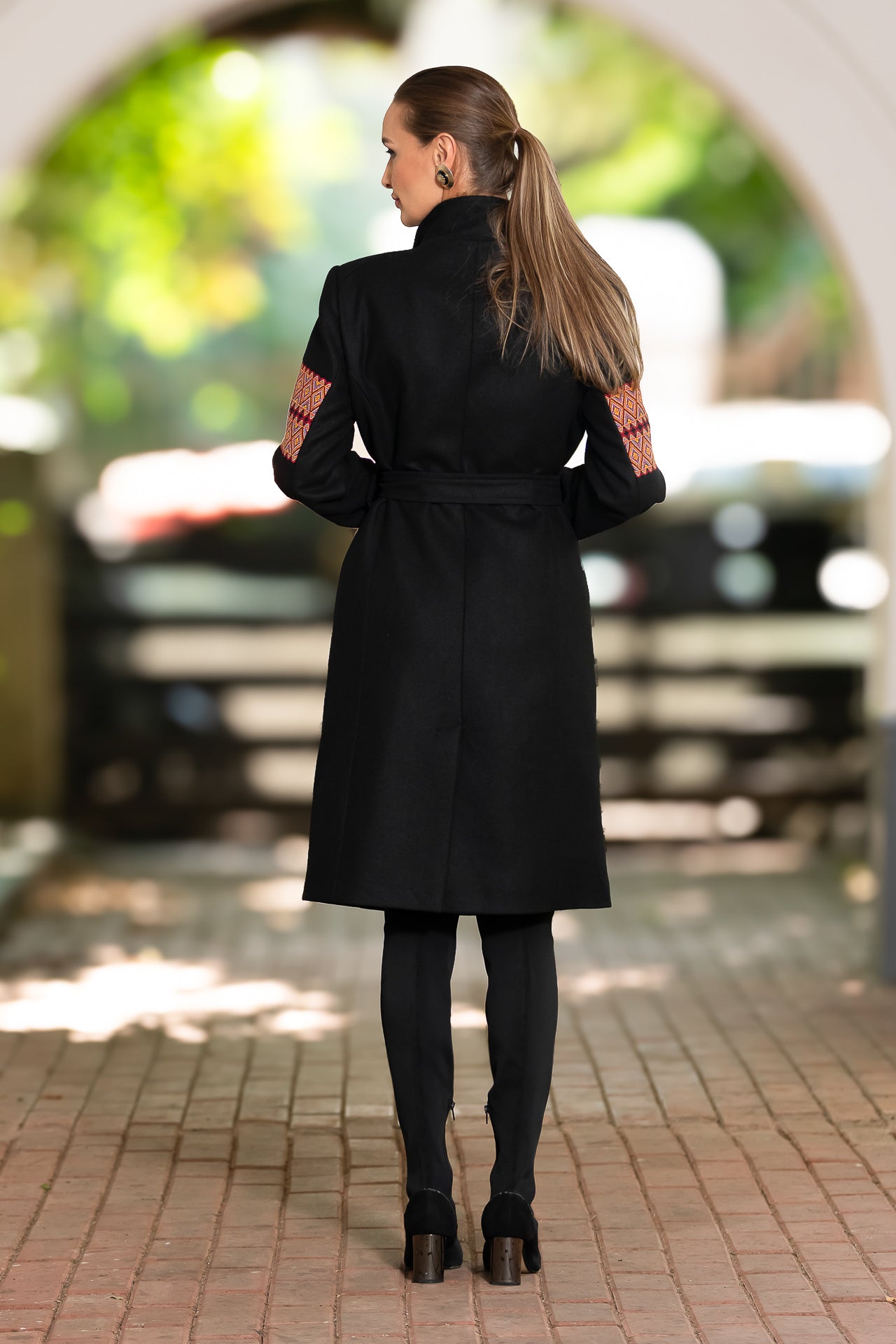 Palton midi din stofă de lână cu jacquard etnic tricolor