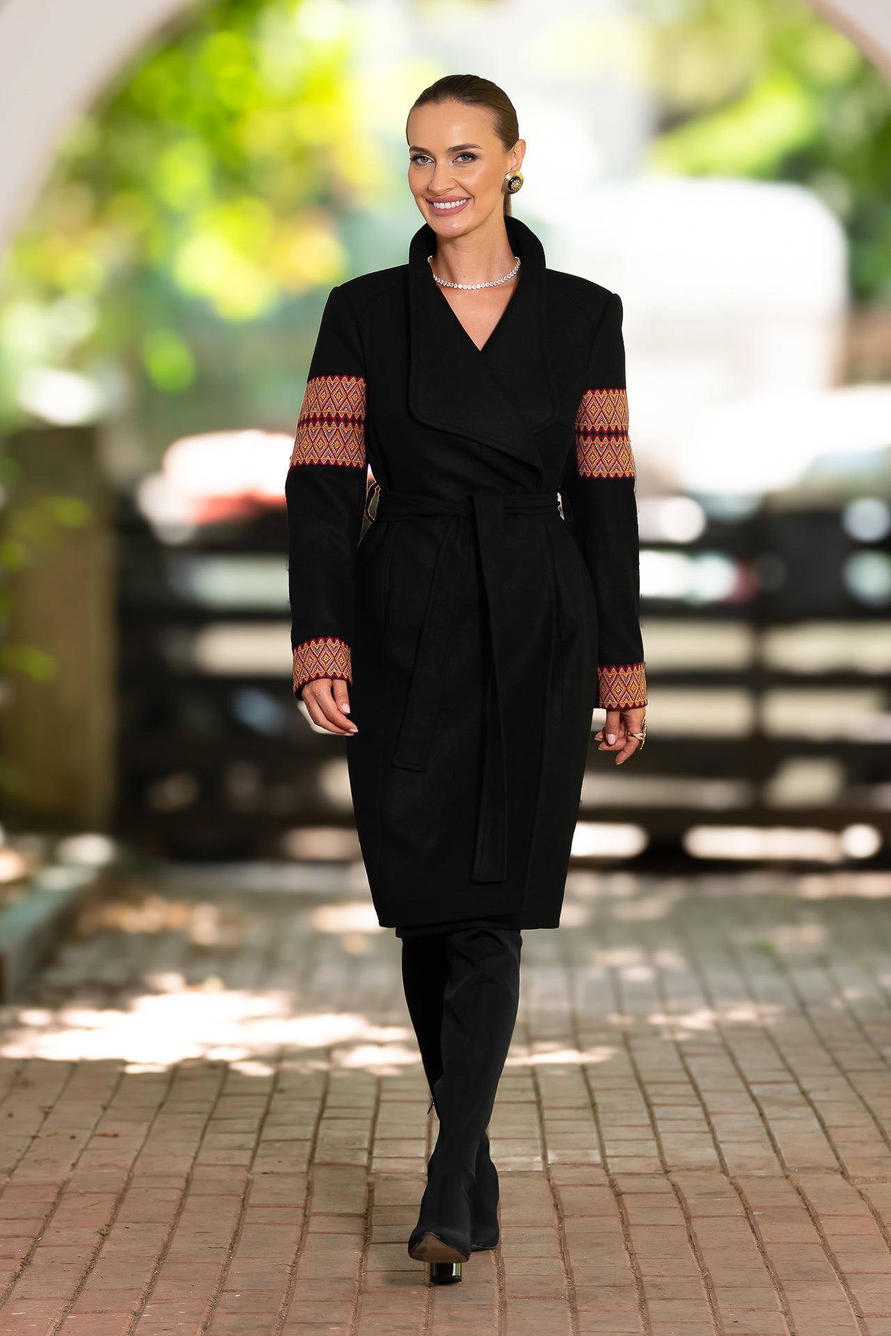 Palton midi din stofă de lână cu jacquard etnic tricolor