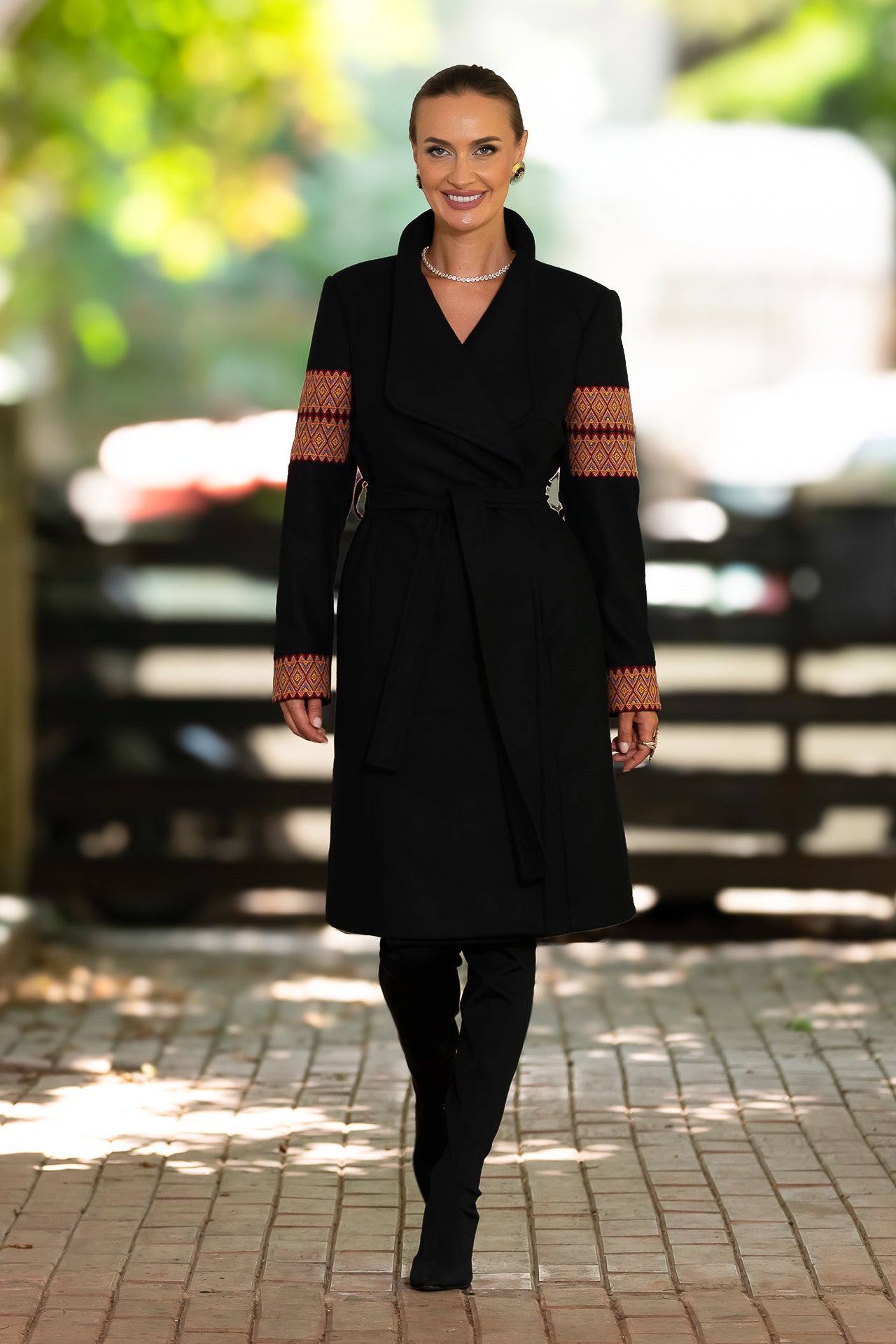 Palton midi din stofă de lână cu jacquard etnic tricolor