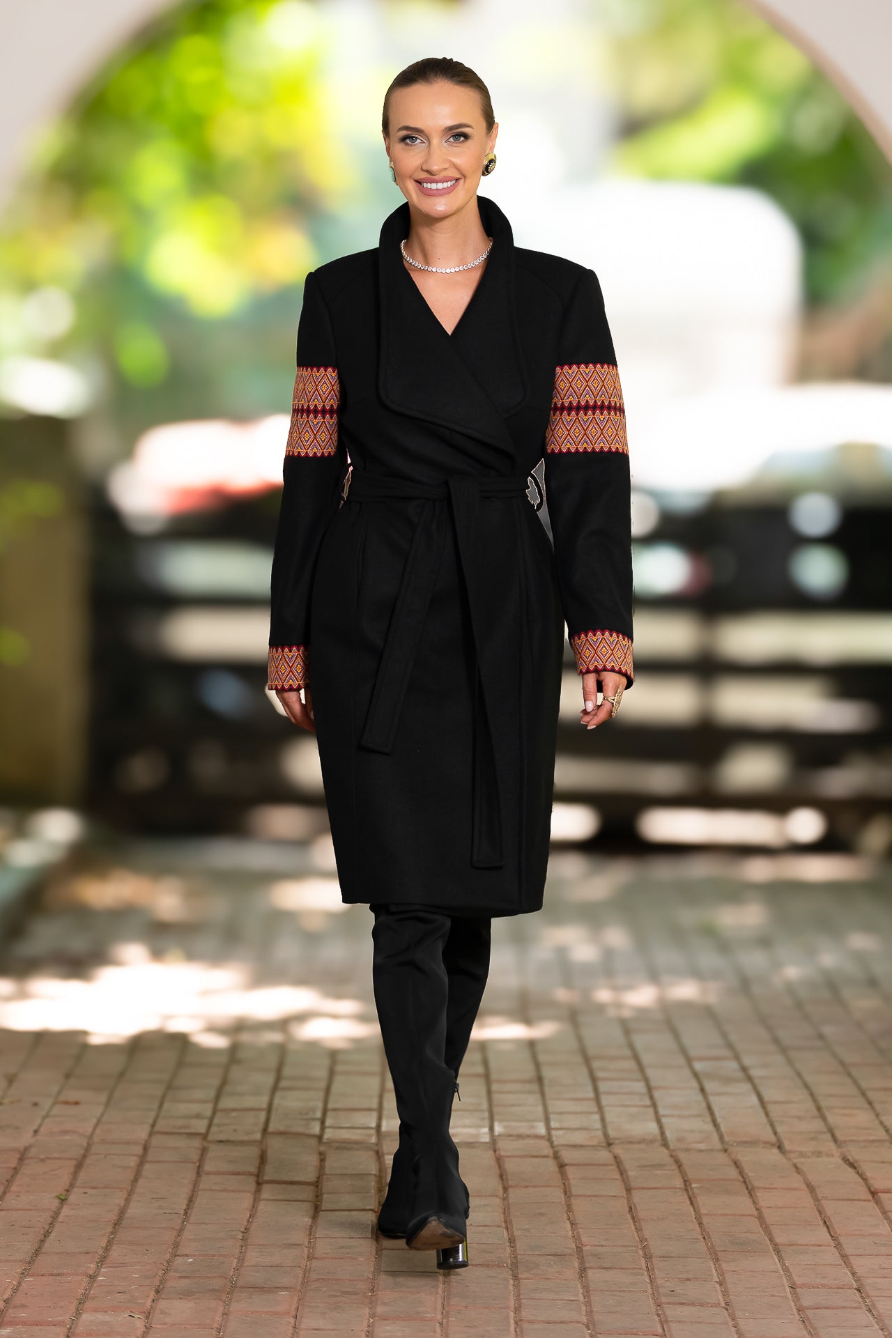 Palton midi din stofă de lână cu jacquard etnic tricolor