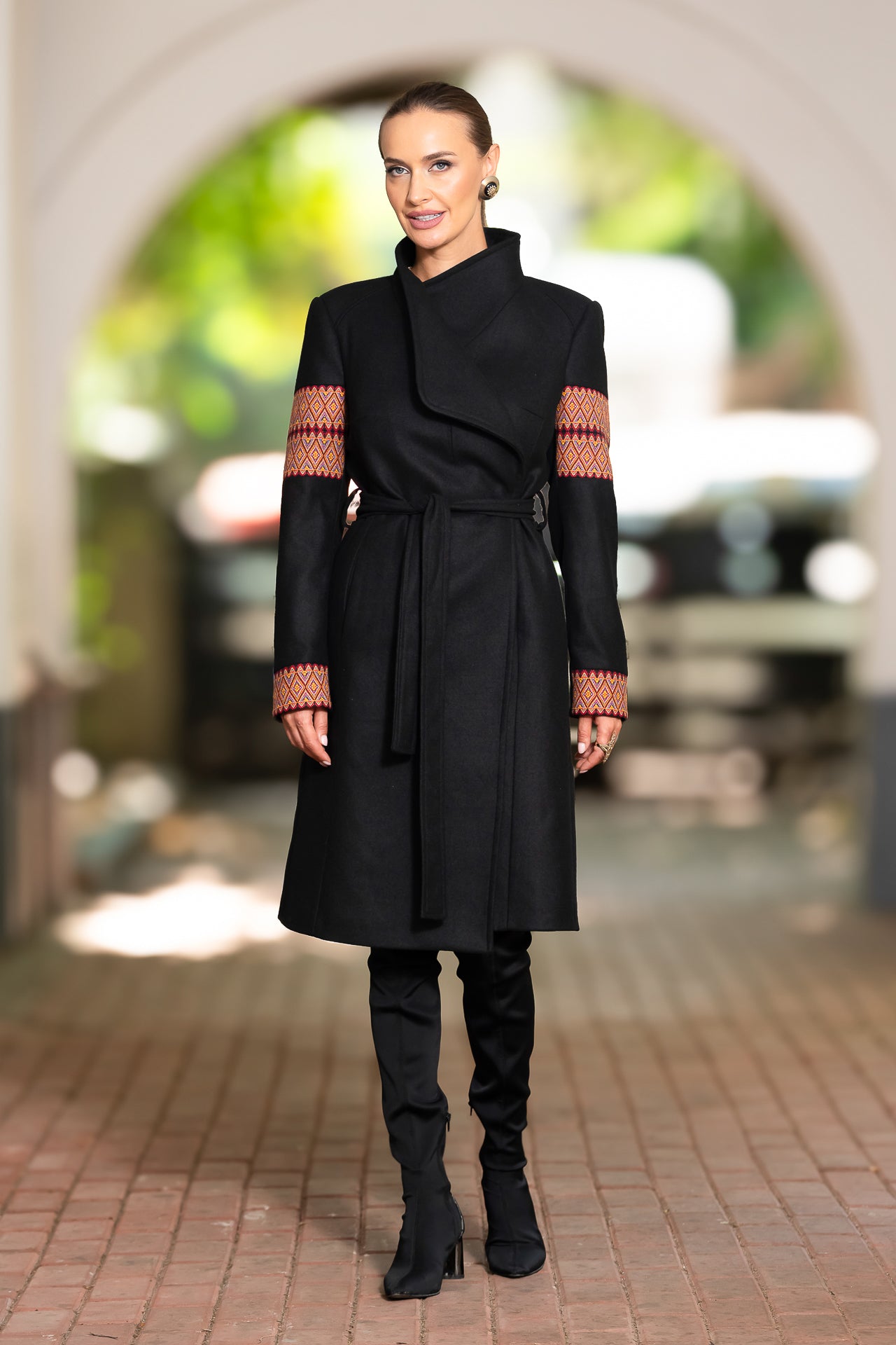 Palton midi din stofă de lână cu jacquard etnic tricolor
