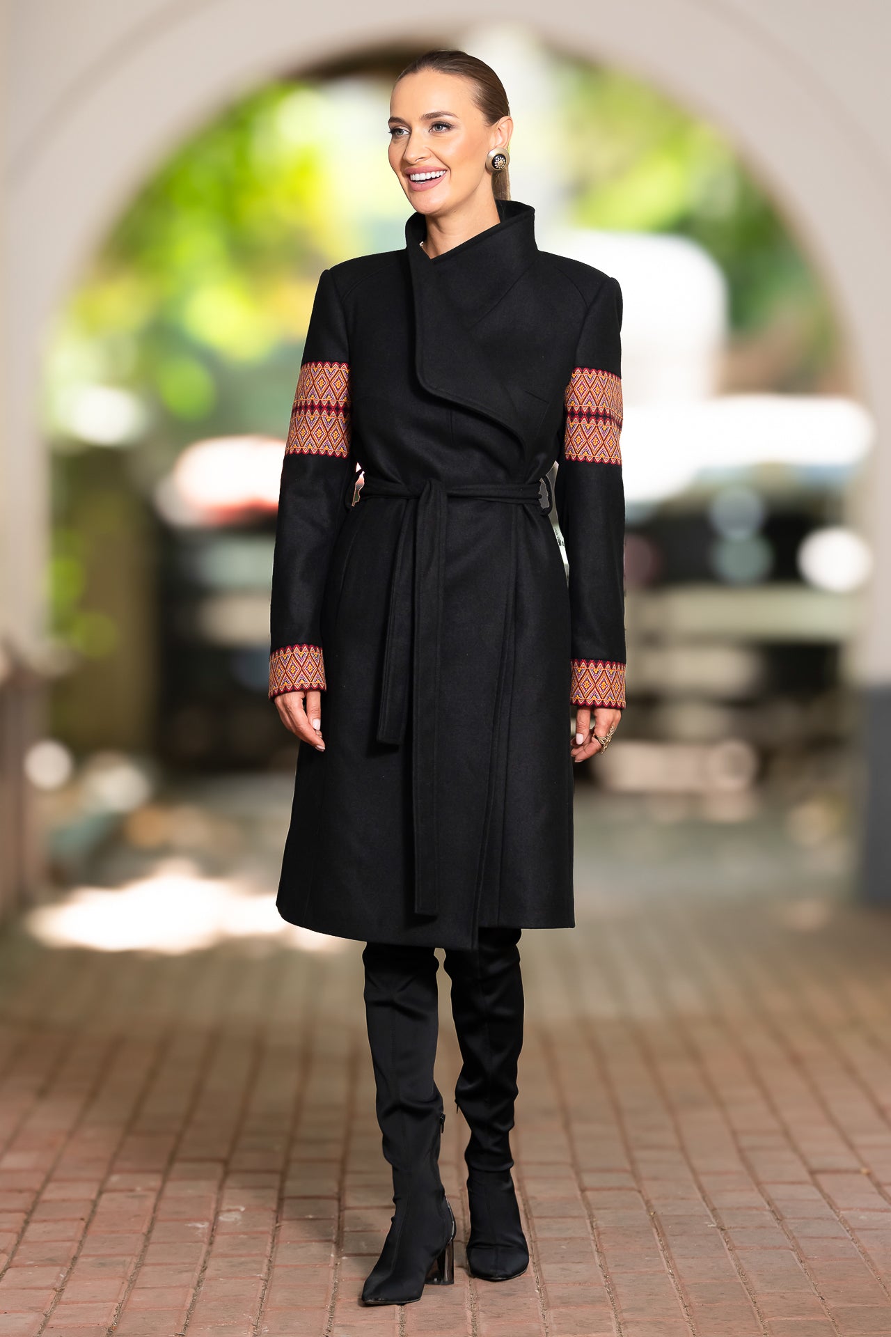 Palton midi din stofă de lână cu jacquard etnic tricolor