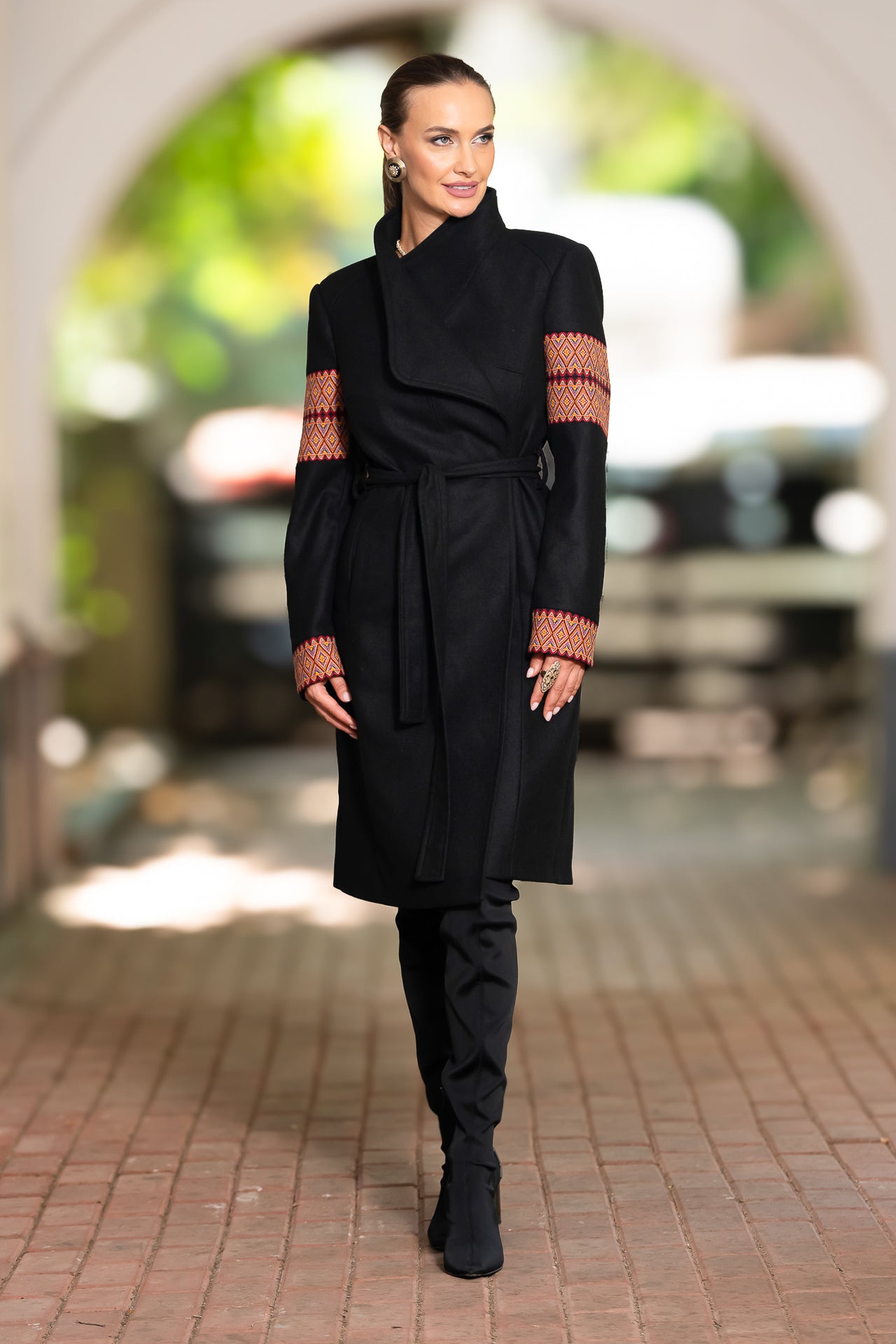 Palton midi din stofă de lână cu jacquard etnic tricolor