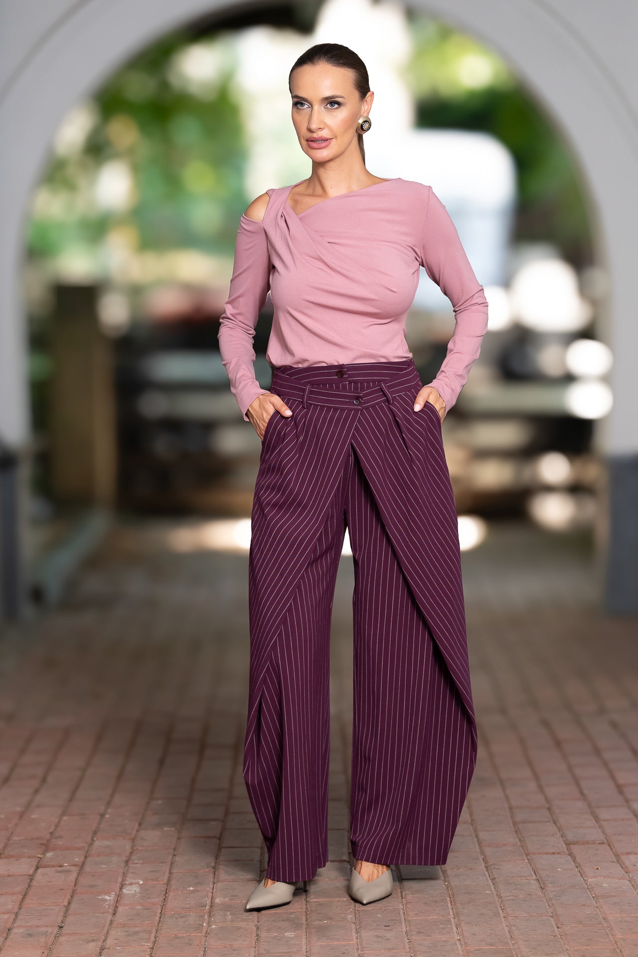 Bluza roz pudră din jerseu cu decupaj și drapaj asimetric