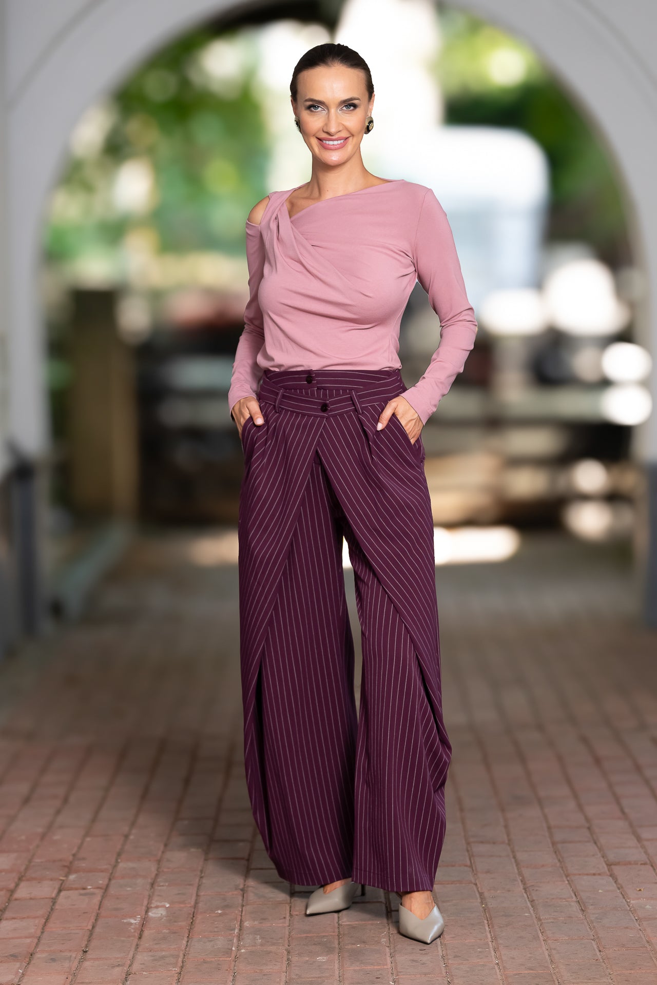 Bluza roz pudră din jerseu cu decupaj și drapaj asimetric