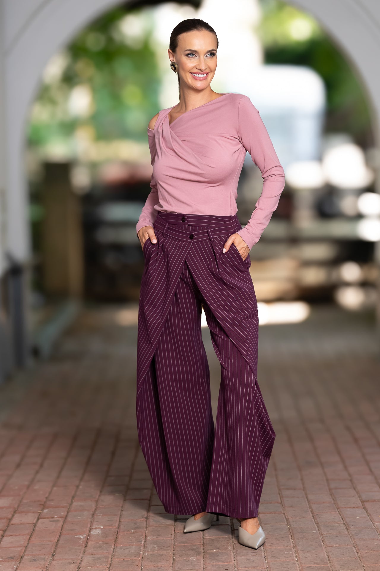 Bluza roz pudră din jerseu cu decupaj și drapaj asimetric