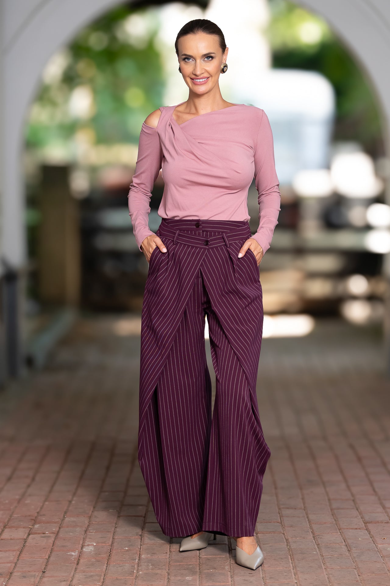 Bluza roz pudră din jerseu cu decupaj și drapaj asimetric