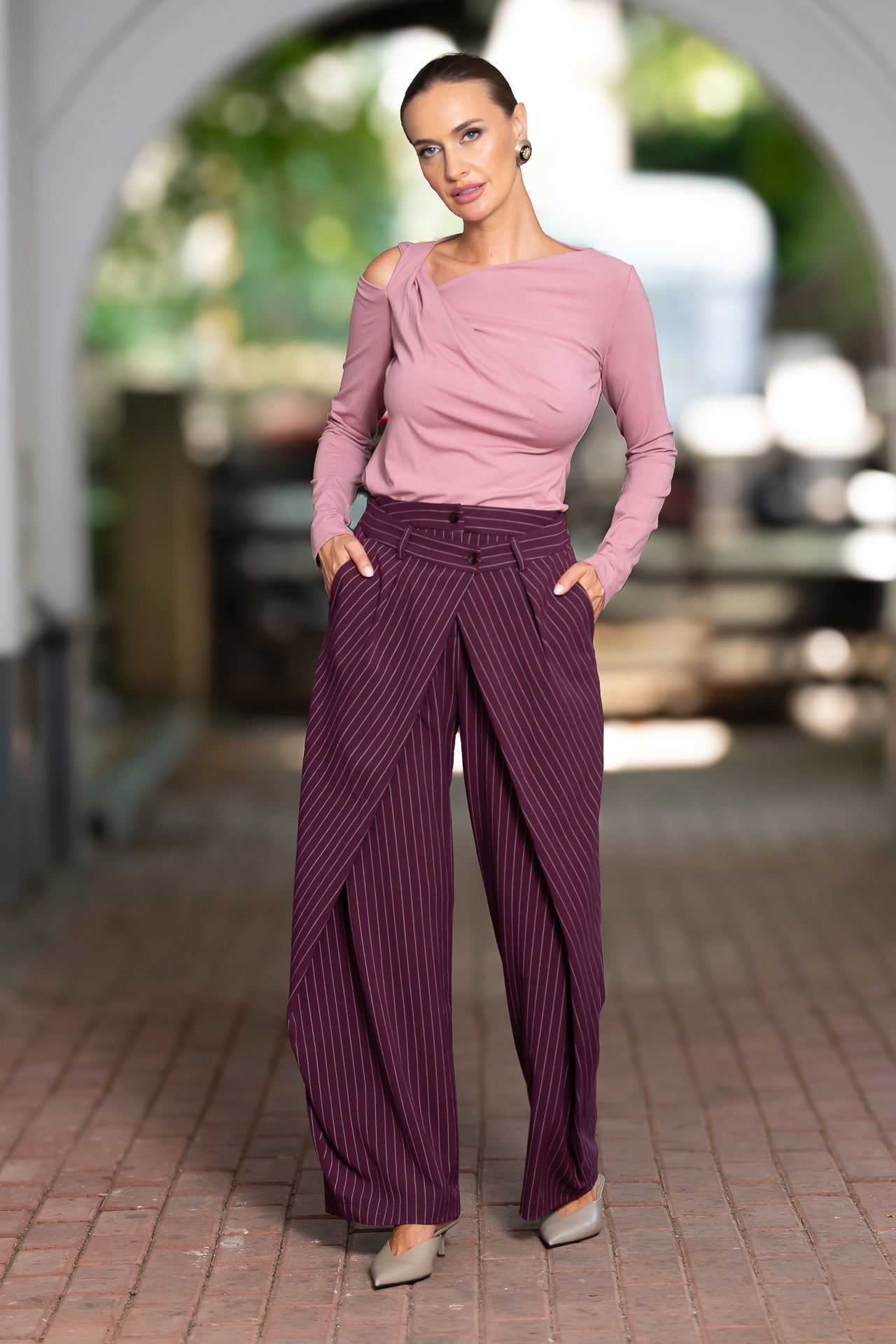 Bluza roz pudră din jerseu cu decupaj și drapaj asimetric