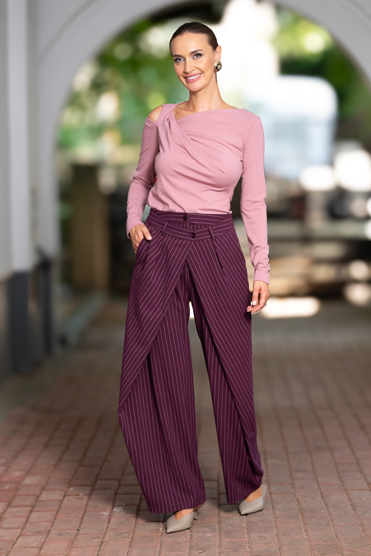 Bluza roz pudră din jerseu cu decupaj și drapaj asimetric