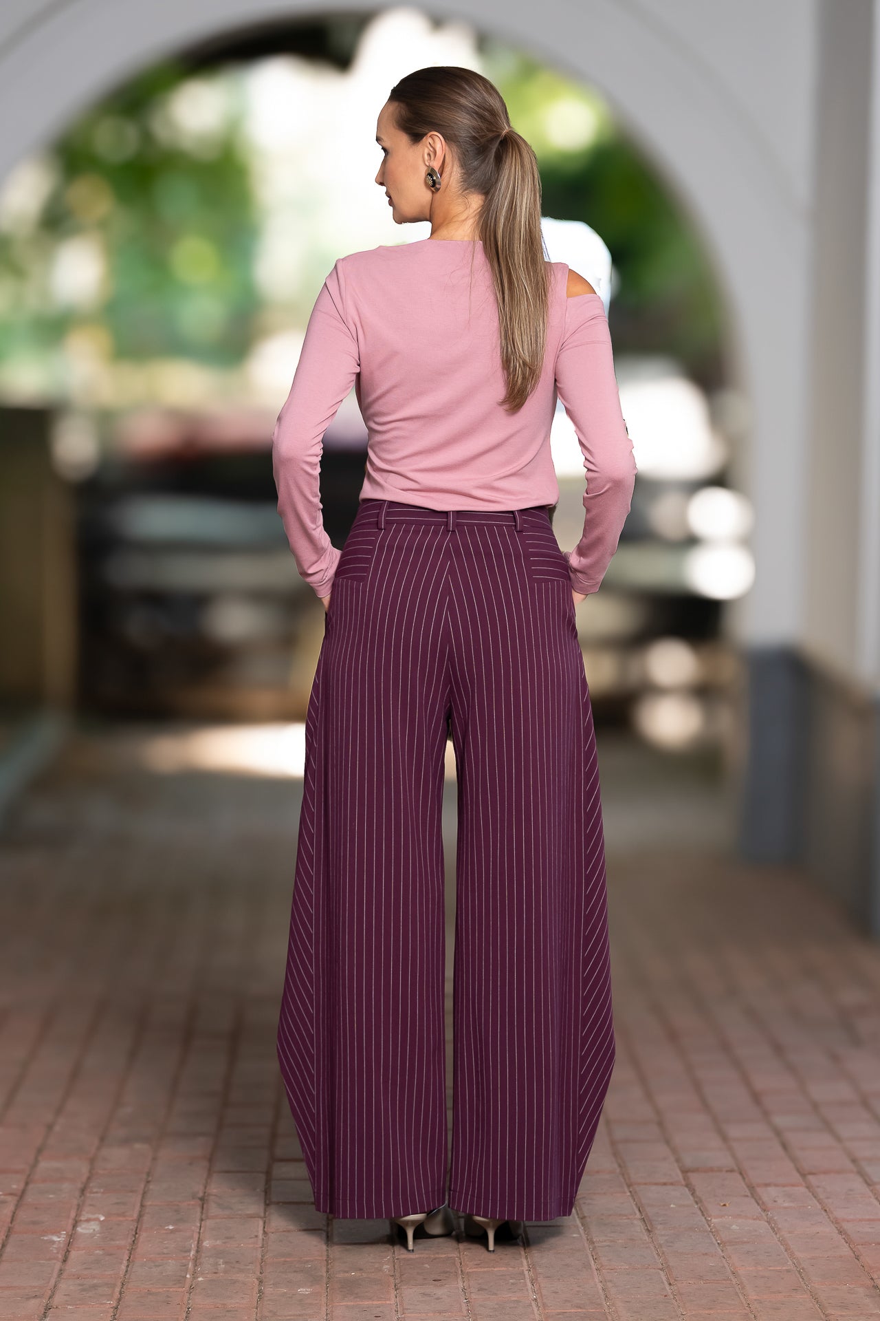 Bluza roz pudră din jerseu cu decupaj și drapaj asimetric