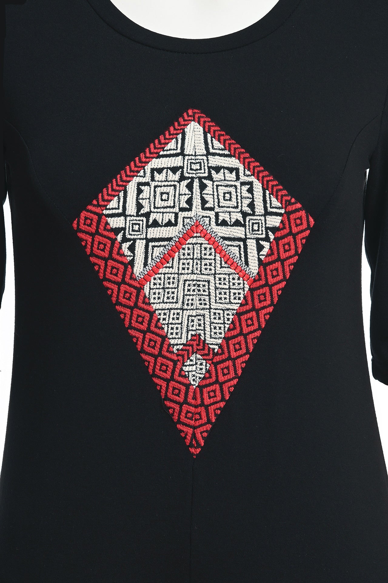 Rochie stilizată din jerseu negru cu volane