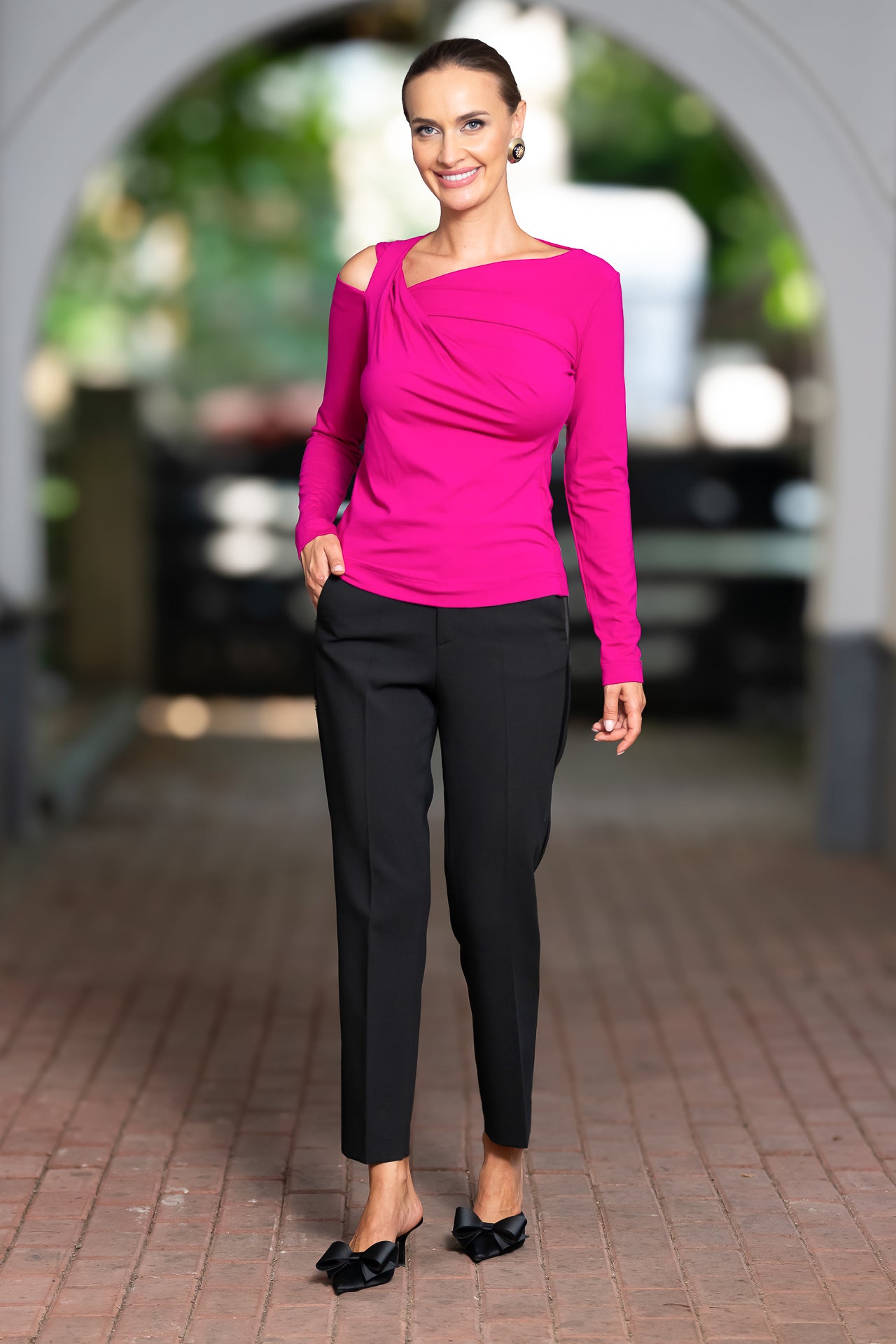 Bluză roz fucsia cu decupaj și drapaj asimetric