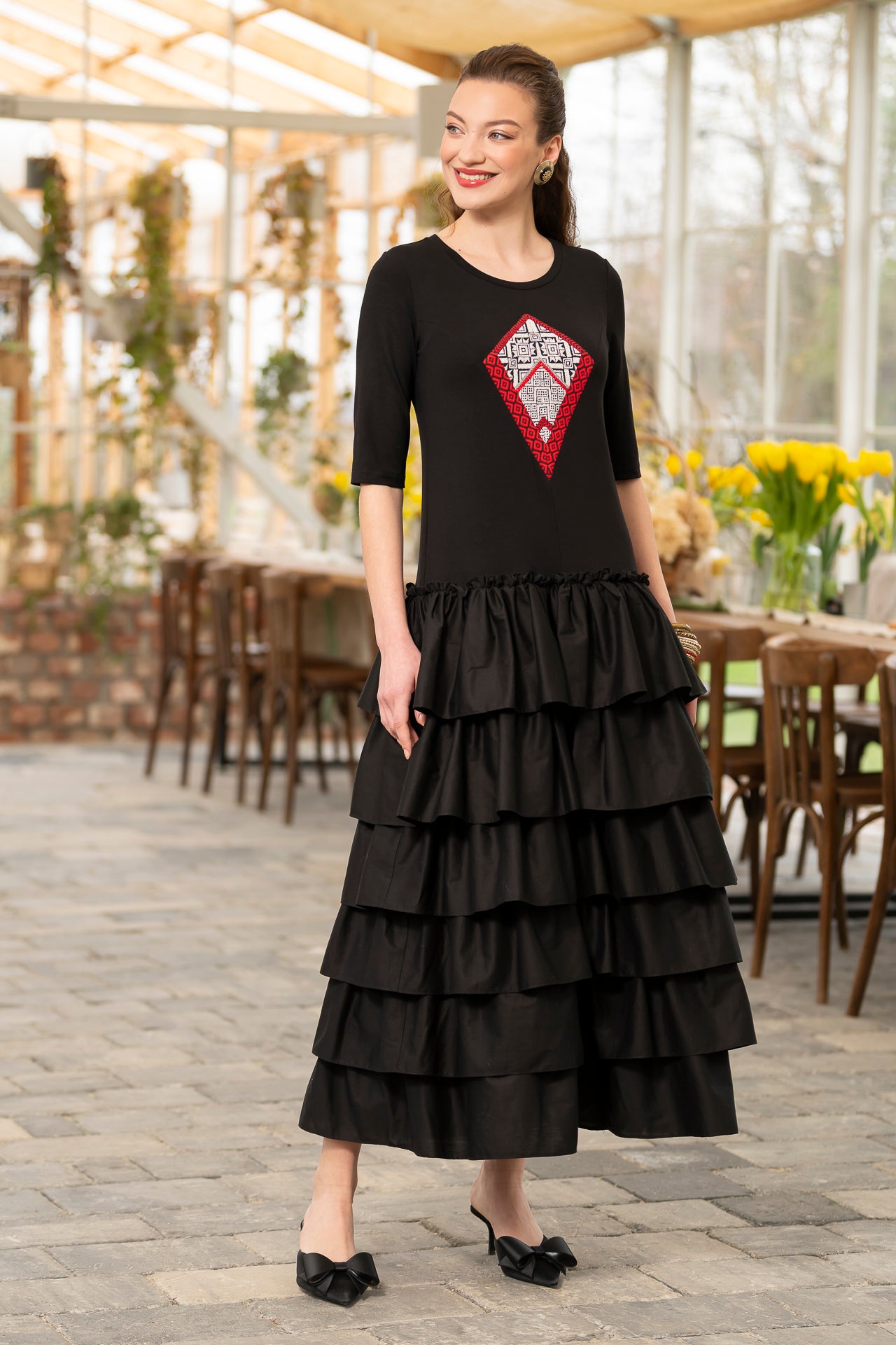 Rochie stilizată din jerseu negru cu volane