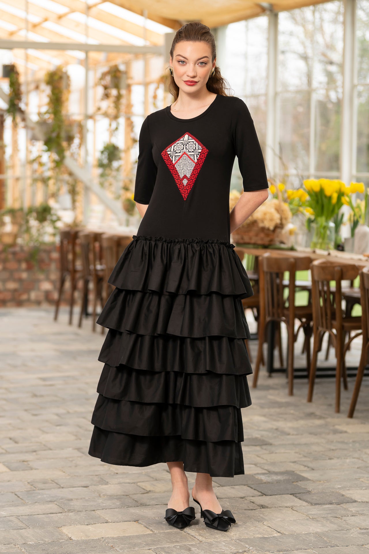 Rochie stilizată din jerseu negru cu volane
