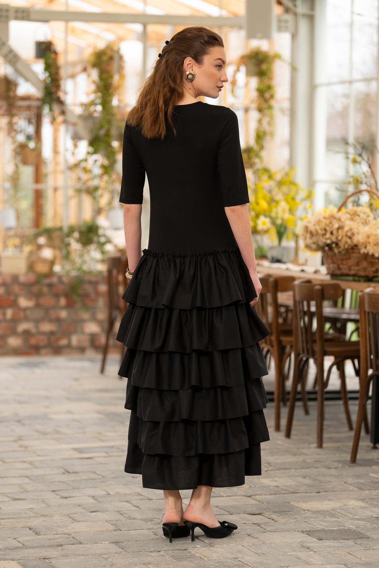 Rochie stilizată din jerseu negru cu volane
