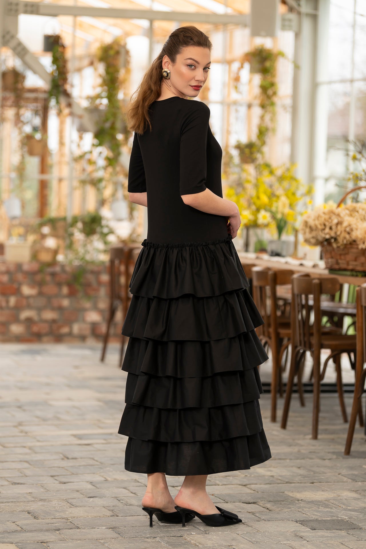 Rochie stilizată din jerseu negru cu volane