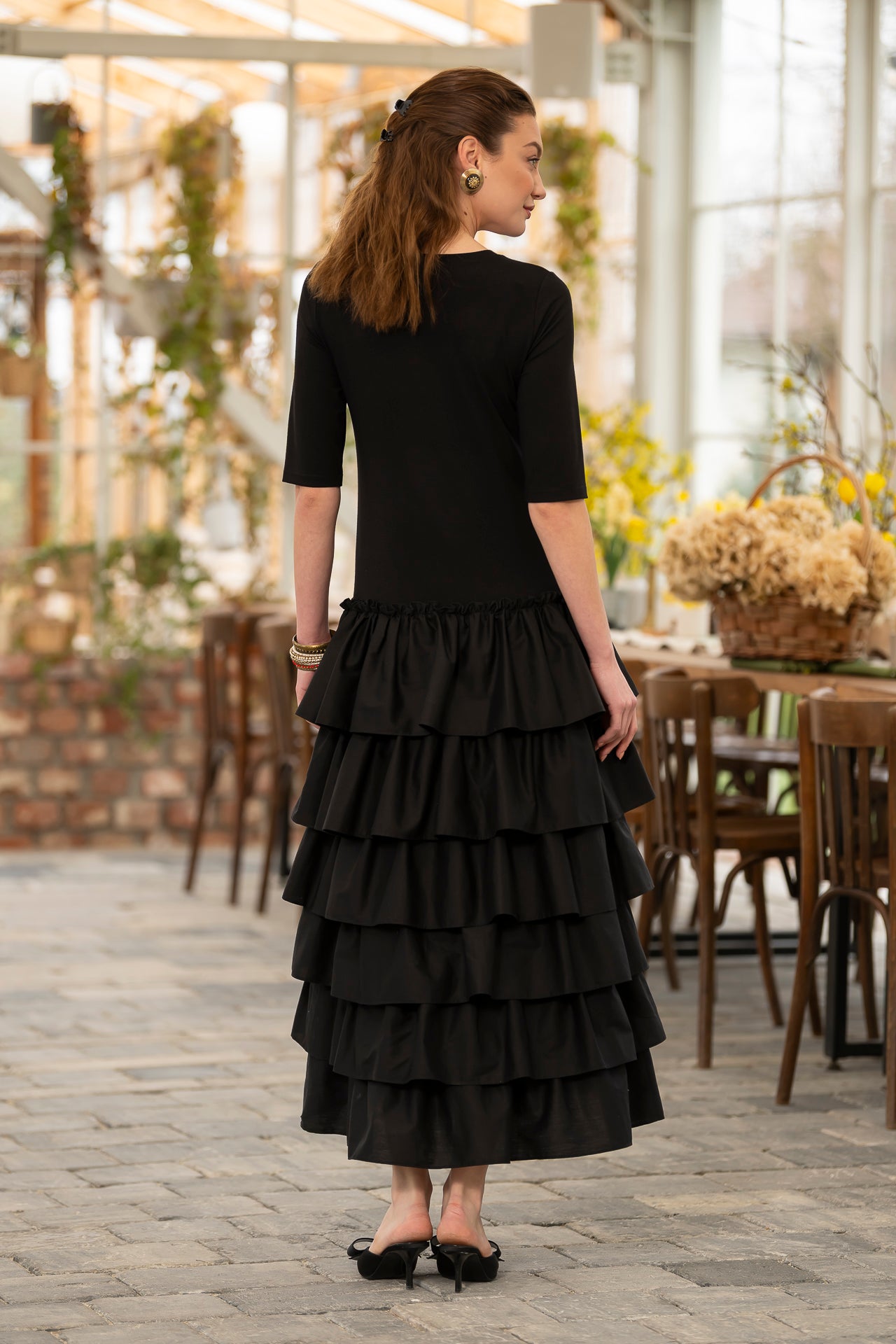 Rochie stilizată din jerseu negru cu volane