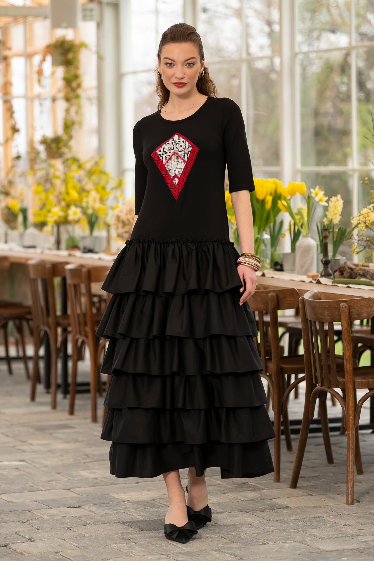 Rochie stilizată din jerseu negru cu volane